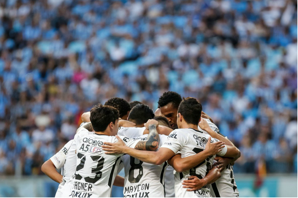 La comisión técnica del club brasilero decidió dar descanso a los centrocampistas Jadson y Maycon, así como al veterano delantero Jô. / @Corinthians