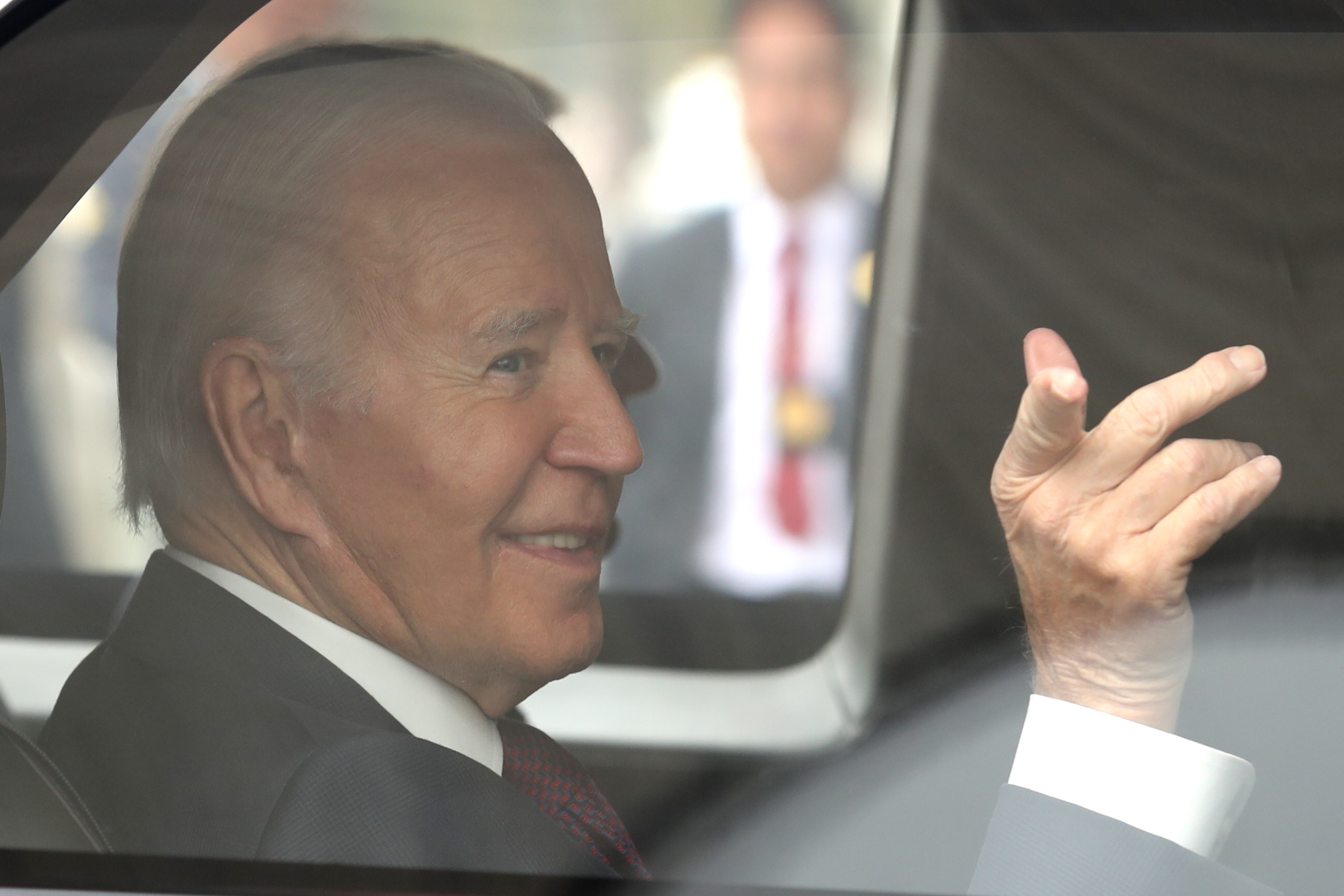 AME7555. LIMA (PERÚ), 16/11/2024.- El presidente estadounidense, Joe Biden, saluda a su llegada al Centro de Convenciones este sábado en Lima (Perú).Biden mantendrá reuniones en el marco de la cumbre de líderes del Foro de Cooperación Económica Asia-Pacífico (APEC). EFE/ Paolo Aguilar