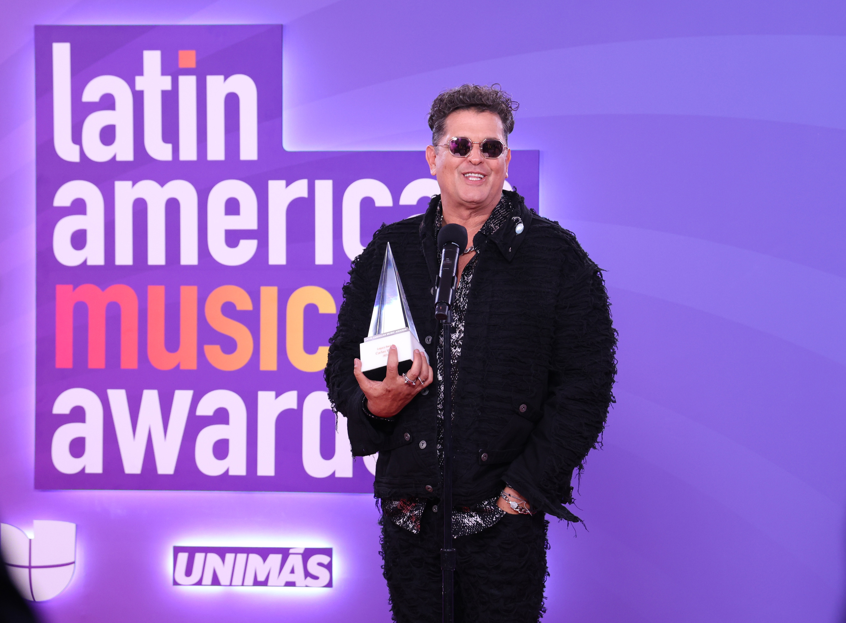 LAS VEGAS (NV, EEUU), 20/04/2023.- El cantante colombiano Carlos Vives posa con su galardón de los Latin American Music Awards (Latin AMAs) hoy jueves 20 de abril en el MGM Grand Garden Arena en Las Vegas, Nevada. La cantante colombiana Karol G se convirtió en la artista más galardonada de los Latin American Music Awards 2023 (Latin AMAs), en una ceremonia que brilló por sus homenajes. EFE/Ronda Churchill