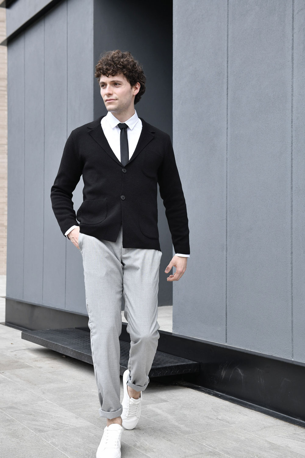 Para Juan Carlos Giraldo, periodista y asesor de imagen de la marca MNG, hoy es fundamental el abrigo de inspiración marinera, en tonos negro y gris. De igual manera, los sacos en print Príncipe de Gales, que se pueden actualizar o refrescar con unos jeans o pantalón tipo chino. Y, cómo no, el saco de cuello tortuga o de tejido en trenzas diminutas para los días más fríos de las festividades decembrinas.