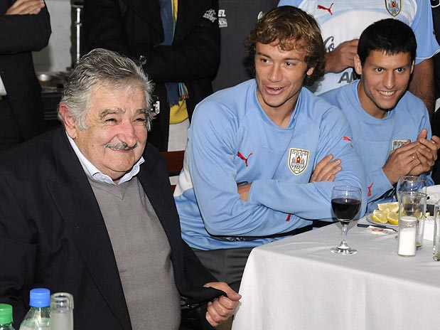 El presidente uruguayo José Mujica y el capitán de la selección uruguaya de fútbol, Diego Lugano/ Foto: EFE