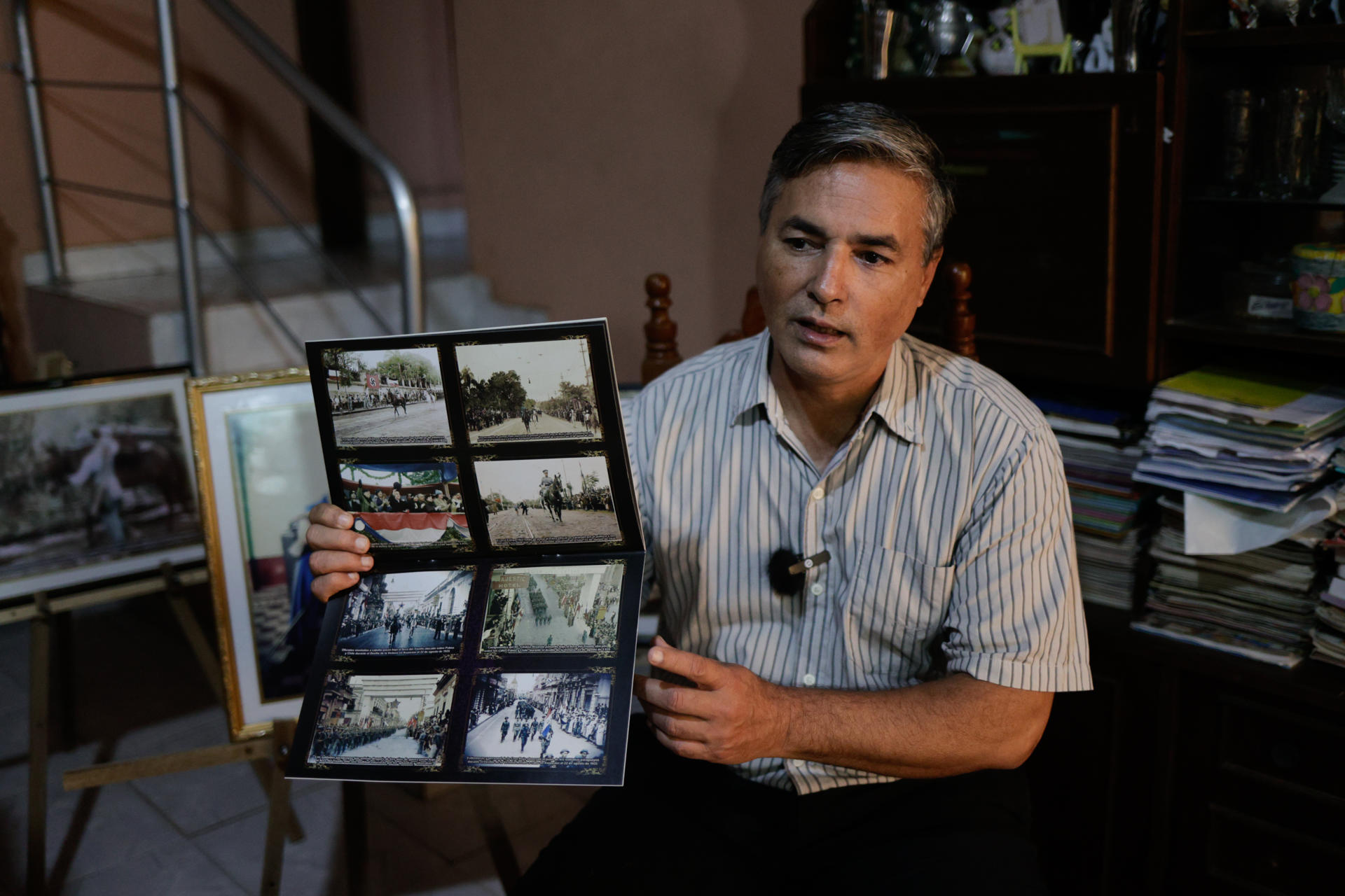 AME7732. ASUNCIÓN (PARAGUAY), 22/06/2025.- El diseñador gráfico Hugo Gunsett muestra unas fotografías durante una entrevista con EFE este miércoles, en Asunción (Paraguay). La inexistencia de fotografías a color de la Guerra del Chaco entre Paraguay y Bolivia (1932-1935) motivó a Gunsett a colorear las imágenes en blanco y negro que encontró en internet y en archivos públicos. EFE/ Juan Pablo Pino

