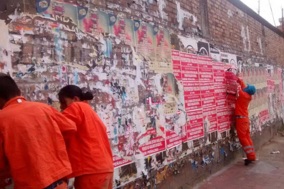 ‘Jalón de orejas’ al Distrito por no regular uso del mobiliario para fijar afiches y carteles
