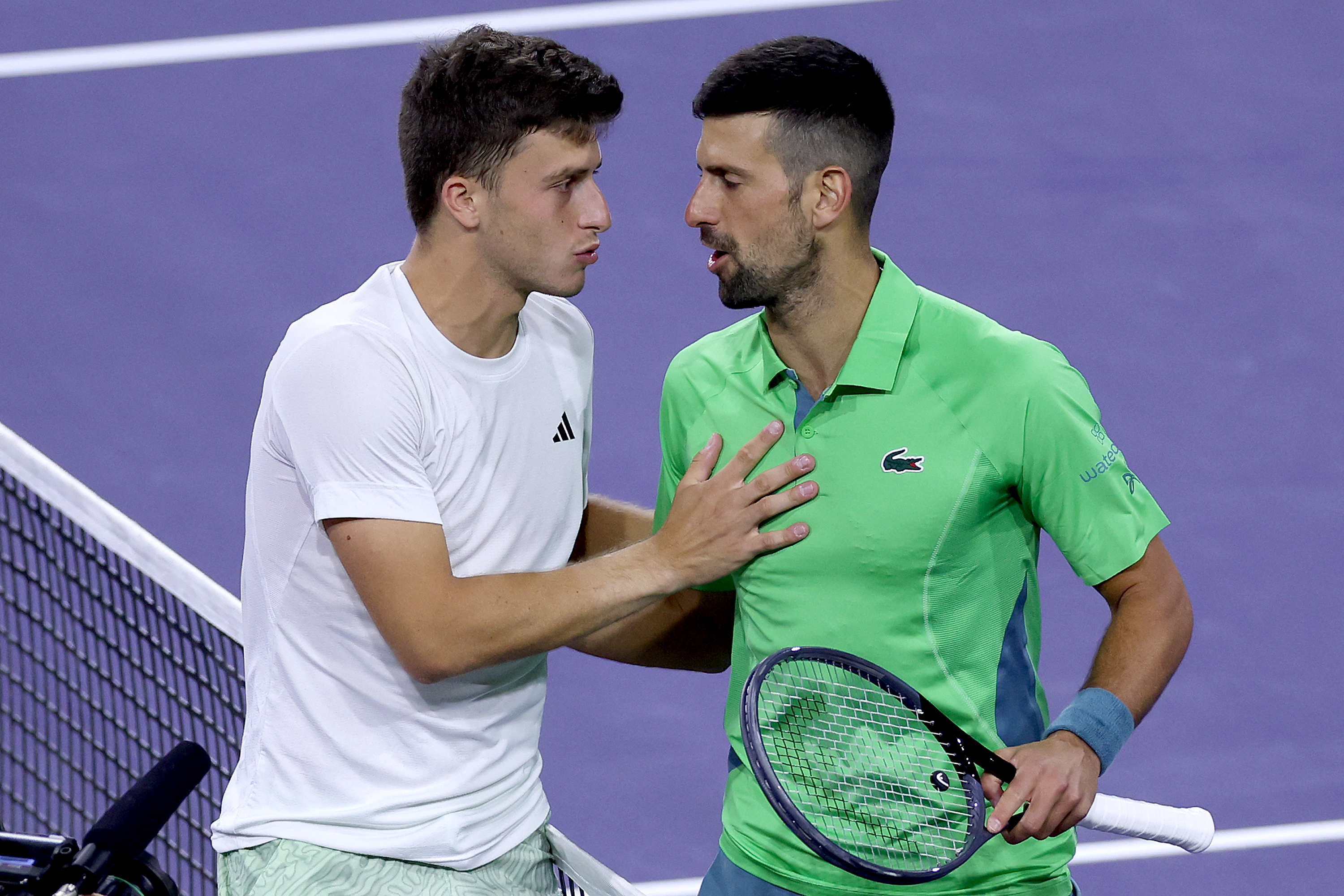 Luca Nardi (izq.) fue el encargado de eliminar a Novak Djokovic, número uno del mundo, en el Masters 1.000 de Indian Wells.