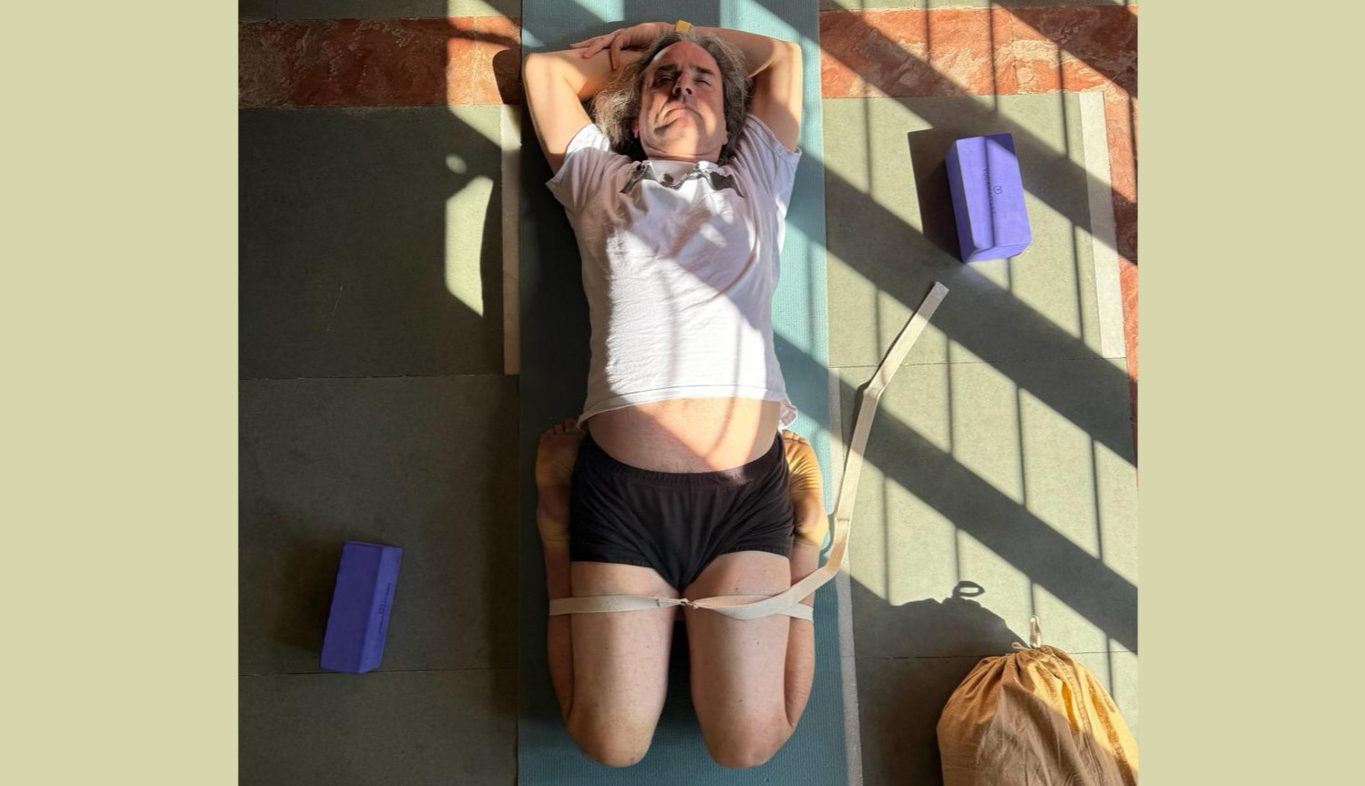 Alejandro en supta virasana (o sea virasana acostado; vira significa héroe, o sea que es la posición del héroe recostado).