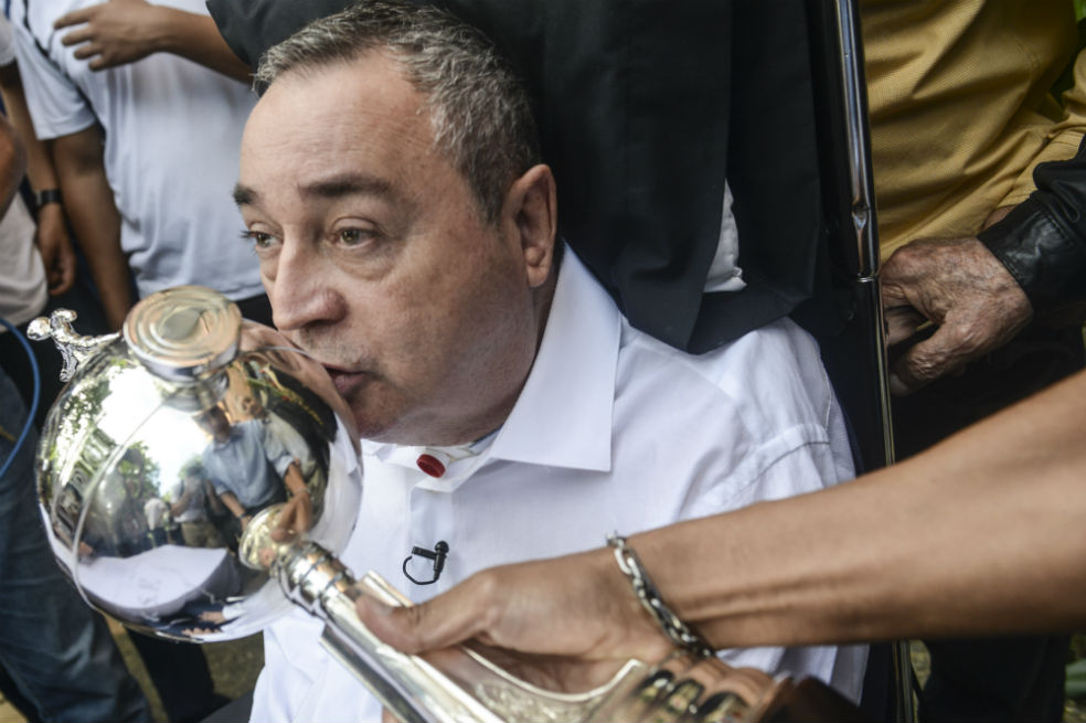 Conmebol entrega réplica de la Copa Libertadores a Luis Fernando Montoya