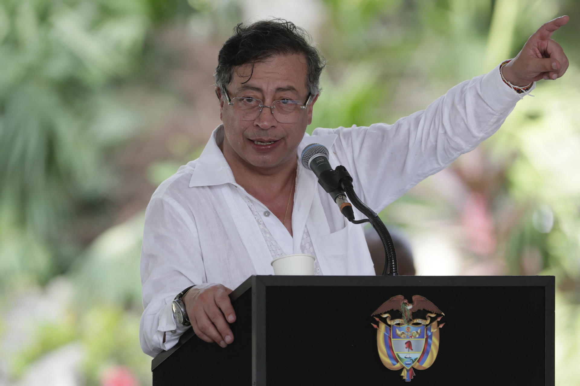 AME6228. SANTA MARTA (COLOMBIA), 29/07/2025.- El presidente de Colombia, Gustavo Petro, habla durante un acto realizado en la Quinta de San Pedro Alejandrino este martes, en el marco de la conmemoración de los 500 años de la fundación de Santa Marta (Colombia). Petro calificó de "genocidas" a los conquistadores españoles como Rodrigo de Bastidas, quien fundó la ciudad de Santa Marta hace 500 años, y afirmó que ese hecho no puede celebrarse como una gesta heroica, sino como el inicio de masacres. EFE/ Carlos Ortega