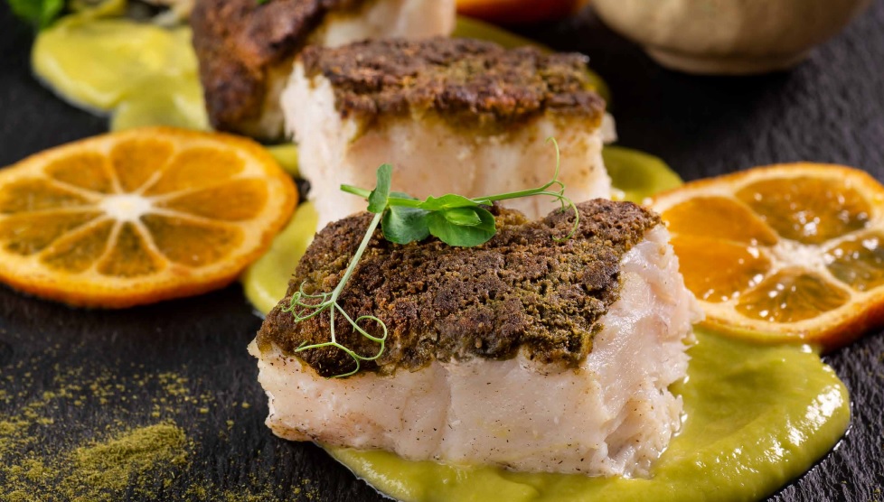 Así se prepara la corvina con piel de coca, emulsión de aguacate y limón mandarino