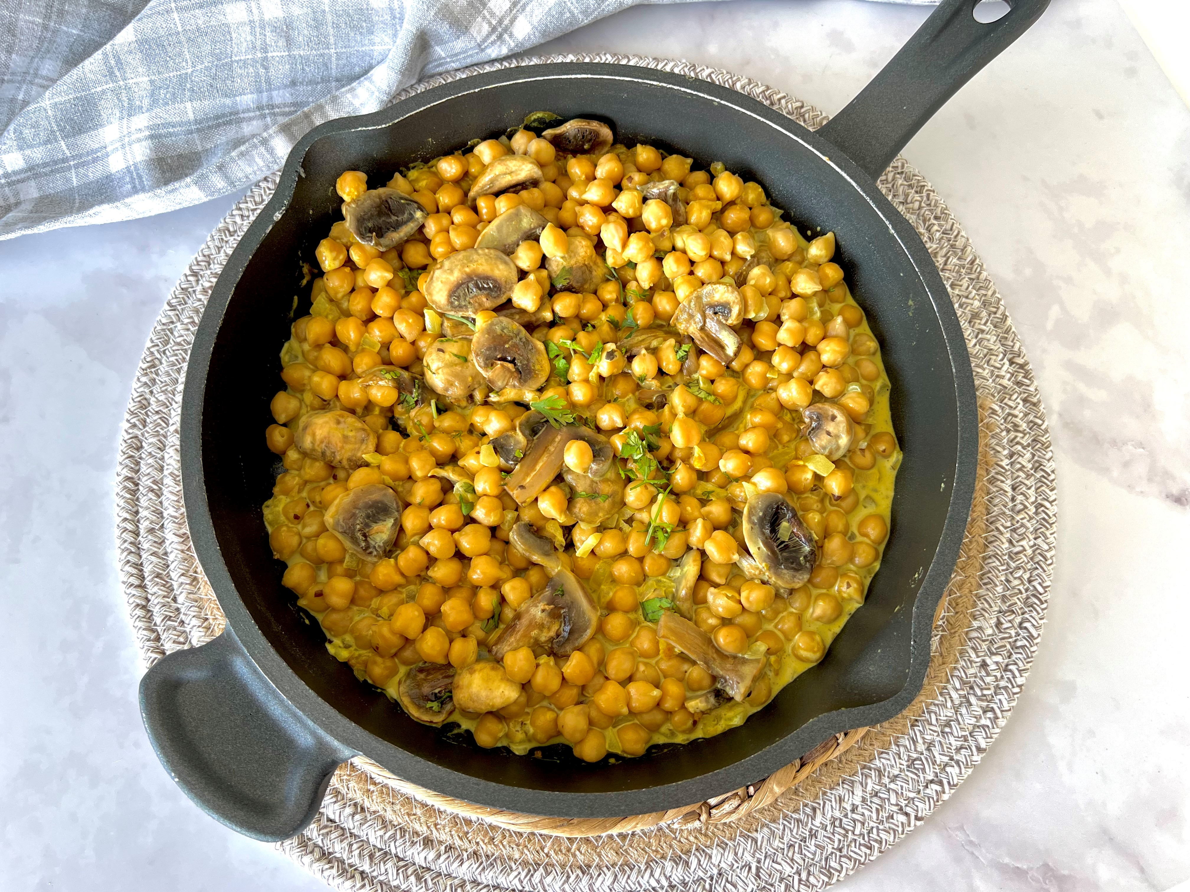 Garbanzos al curry con champiñones, un almuerzo imperdible para el paladar