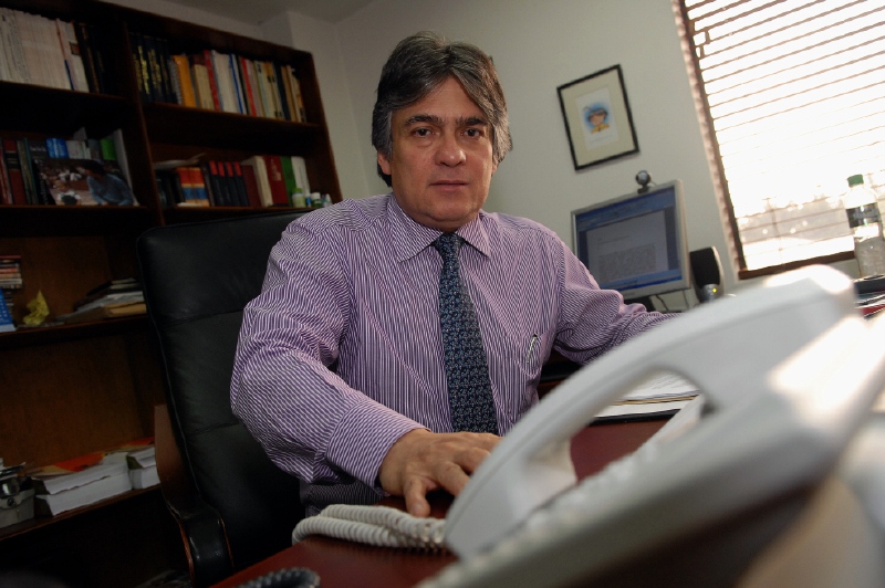Ramiro Bejarano también es profesor universitario.