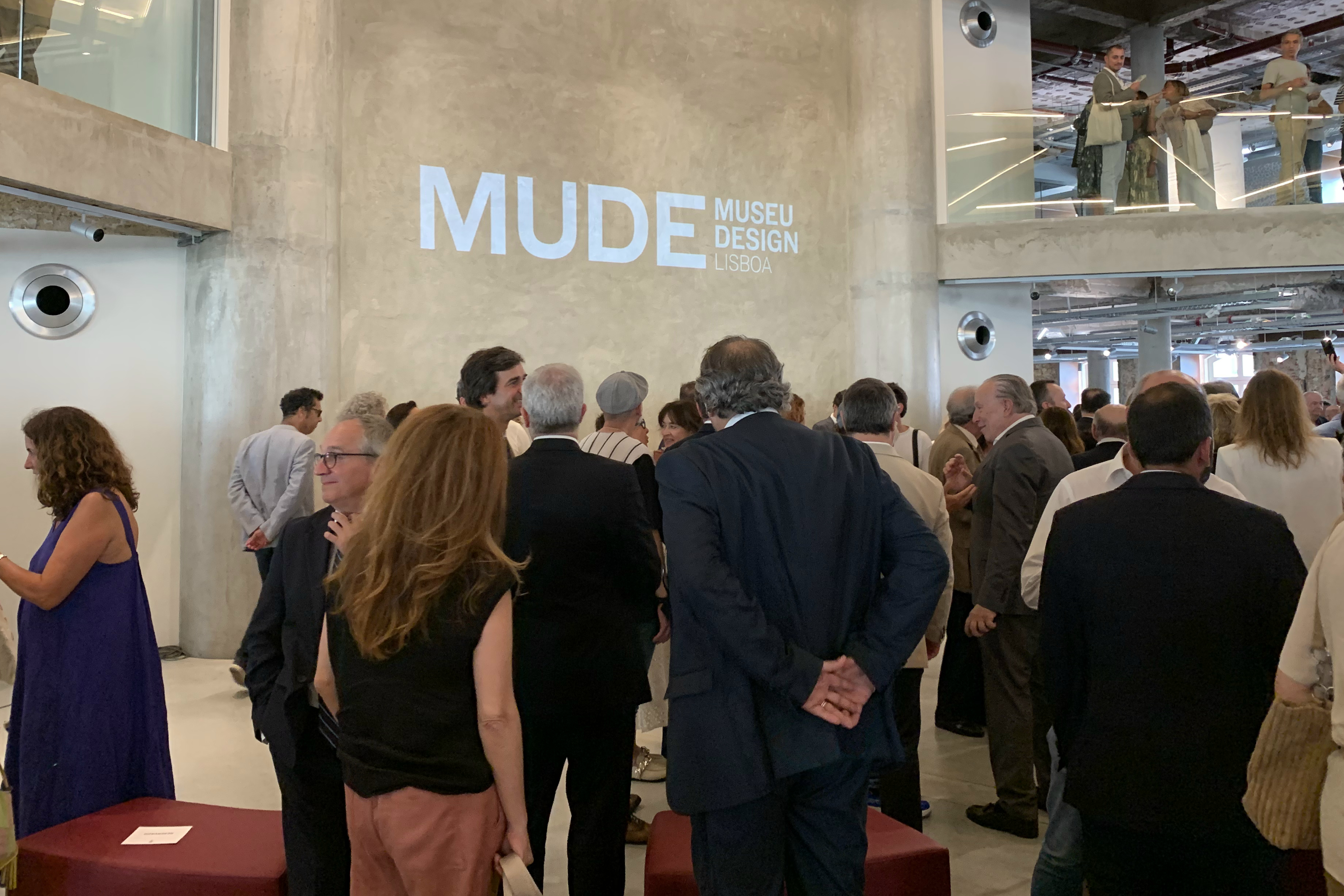 LISBOA (PORTUGAL), 25/07/2024.- El Museo del Diseño (MUDE) de Lisboa reabrió este jueves tras ocho años cerrado por obras de rehabilitación, con una exposición que supone un "viaje en el tiempo" para entender la historia de su edificio, antigua sede del extinto Banco Nacional Ultramarino. EFE/ Paula Fernández