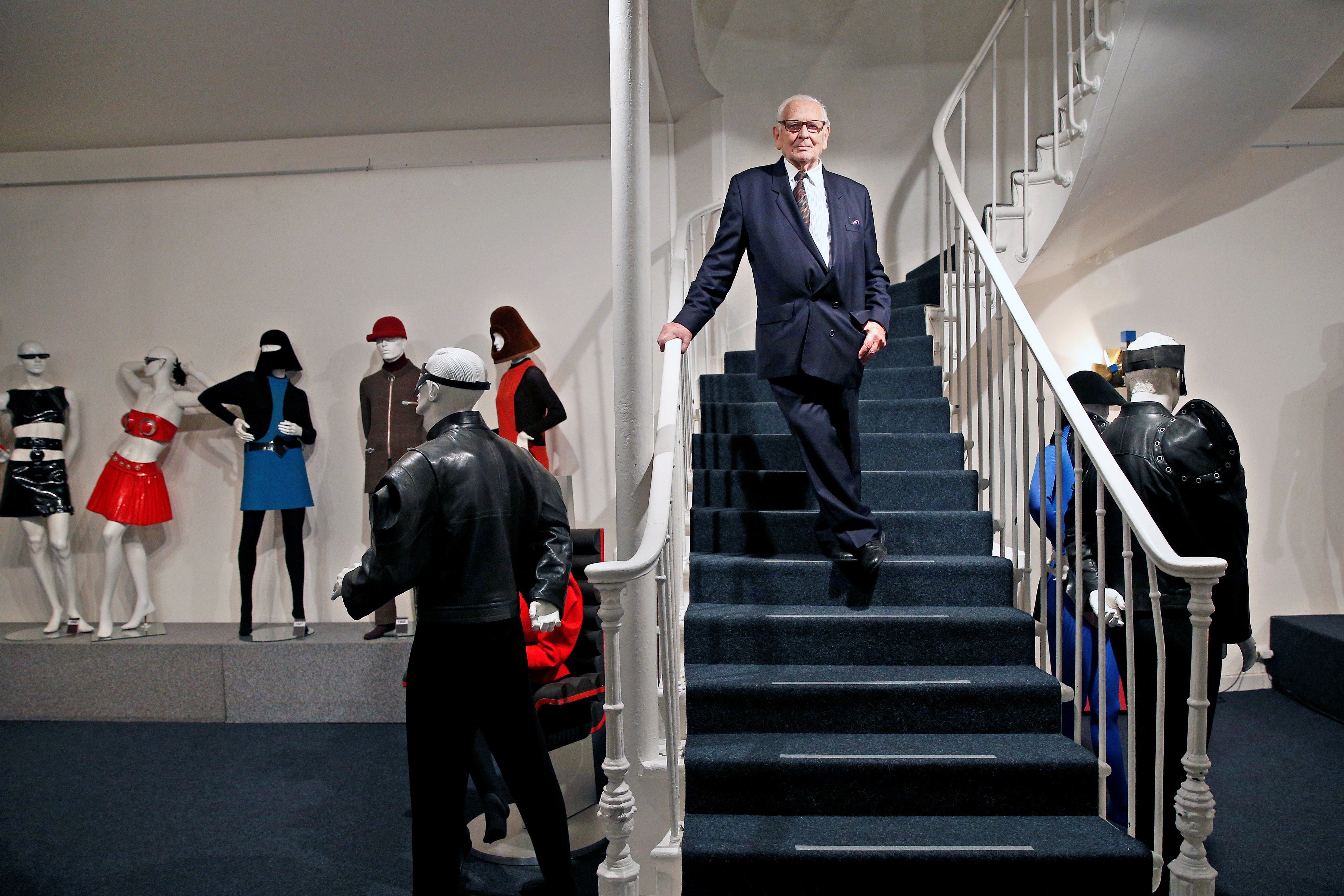 El diseñador francés Pierre Cardin posa para una fotografía durante la inauguración del Museo Pierre Cardin y la exposición inaugural 'Passe Present Futur' (Pasado, presente y futuro) en París, Francia, el 13 de noviembre de 2014. / EFE