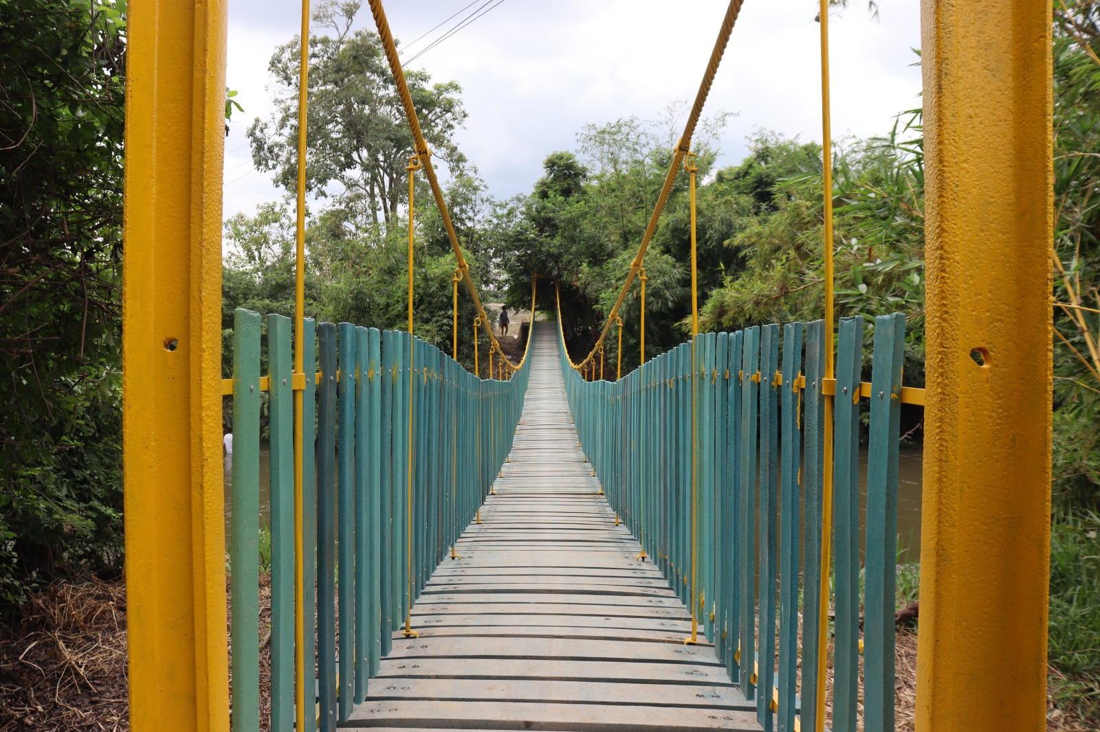 Inauguran puente de materiales reciclados sobre el río Aracataca