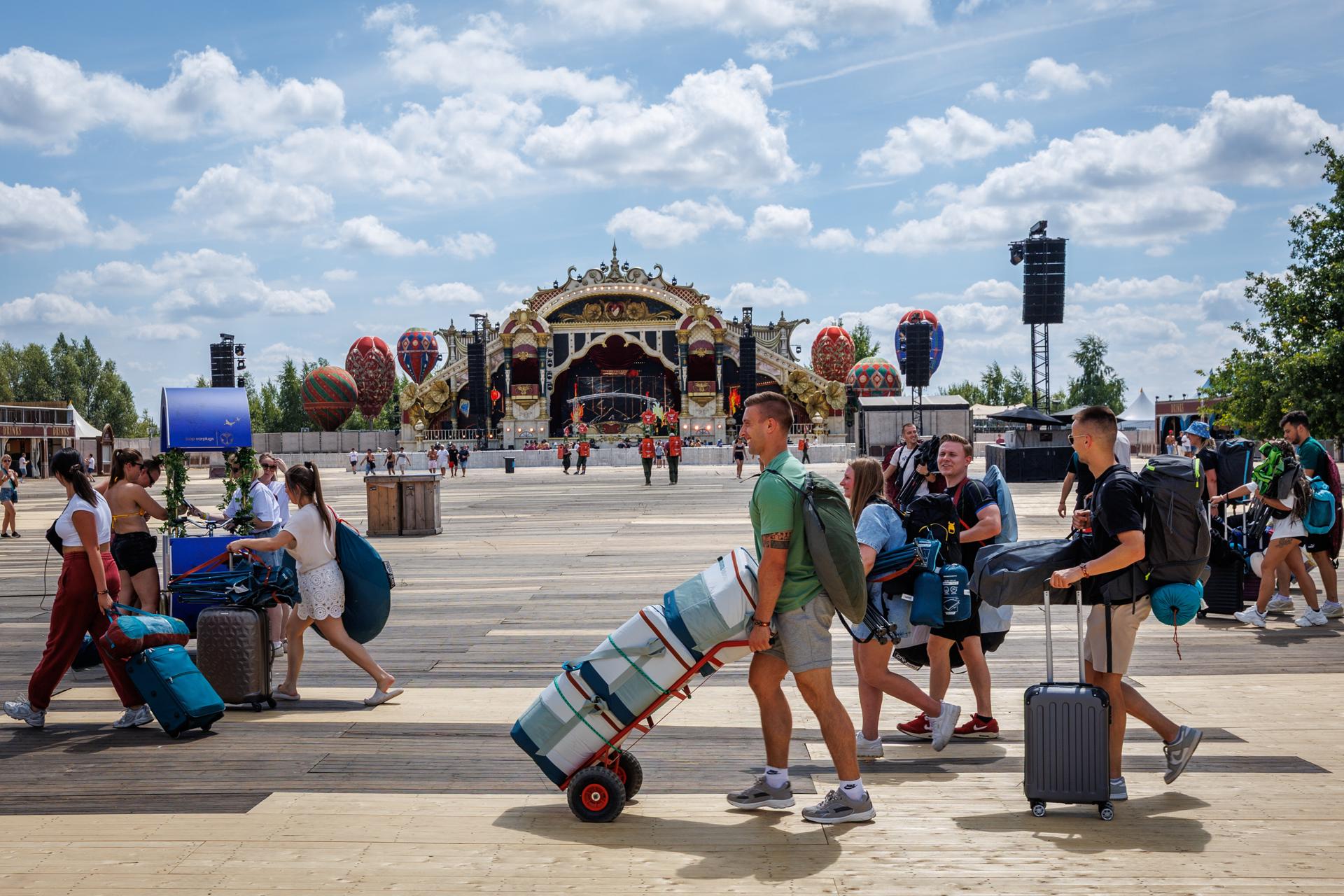 Tomorrowland trabaja contrarreloj para abrir sus puertas con dos alternativas posibles