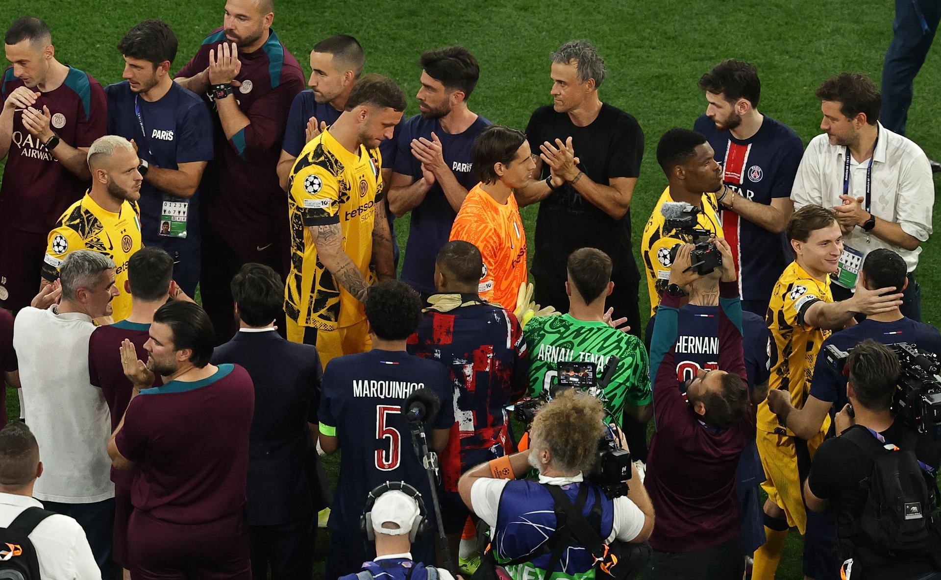 Munich (Germany), 01/06/2025.- Players of Inter are applauded by the team of PSG as they walk to the podium to receive their runner-up medals after the UEFA Champions League final between Paris Saint-Germain and Internazionale Milano in Munich, Germany 31 May 2025. PSG won 5-0. (Liga de Campeones, Alemania) EFE/EPA/FRIEDEMANN VOGEL
