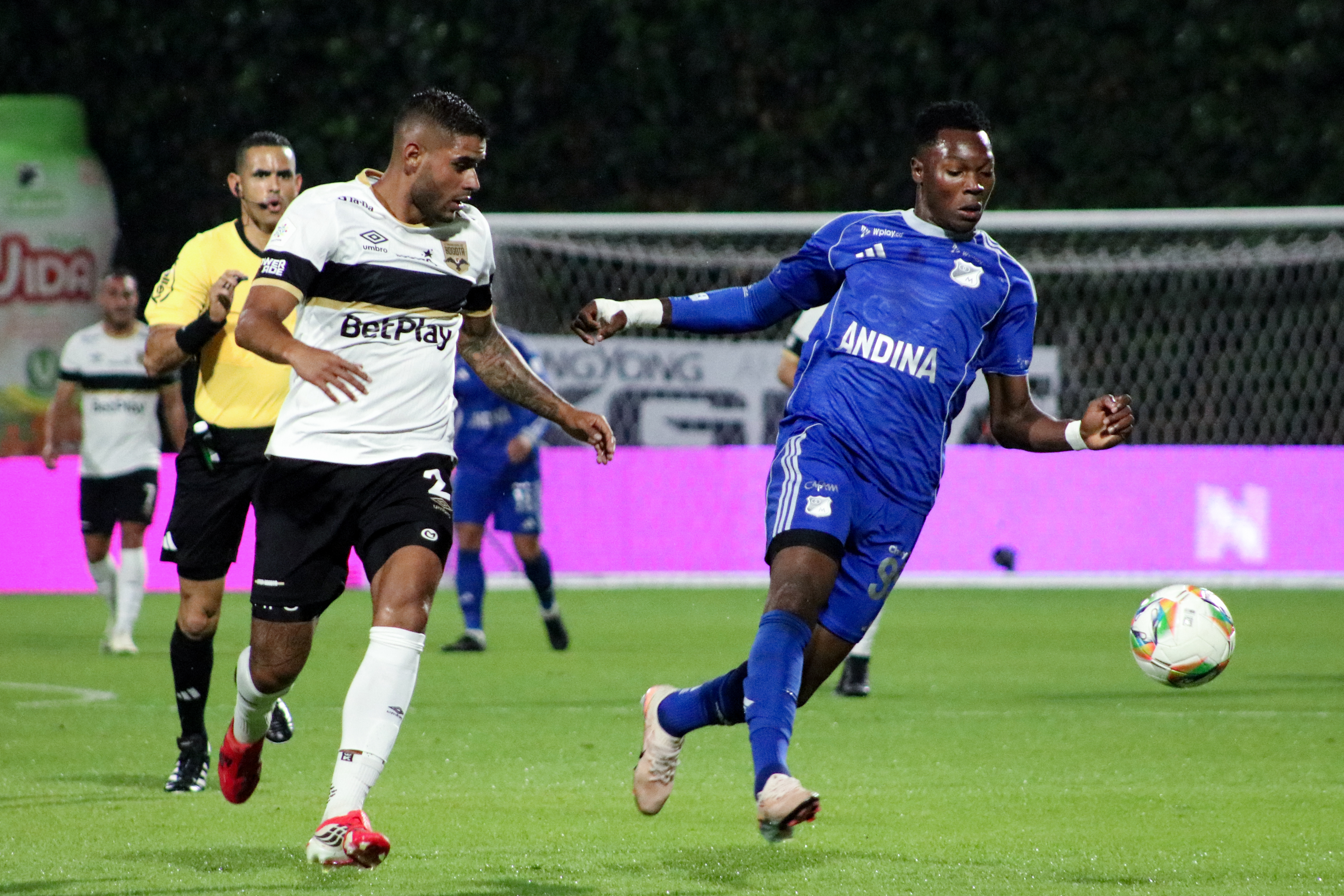 El nuevo equipo sensación del fútbol profesional colombiano le propinó una dura derrota a los embajadores, que venían levantando cabeza y sumaron una dura derrota contra el líder del campeonato.