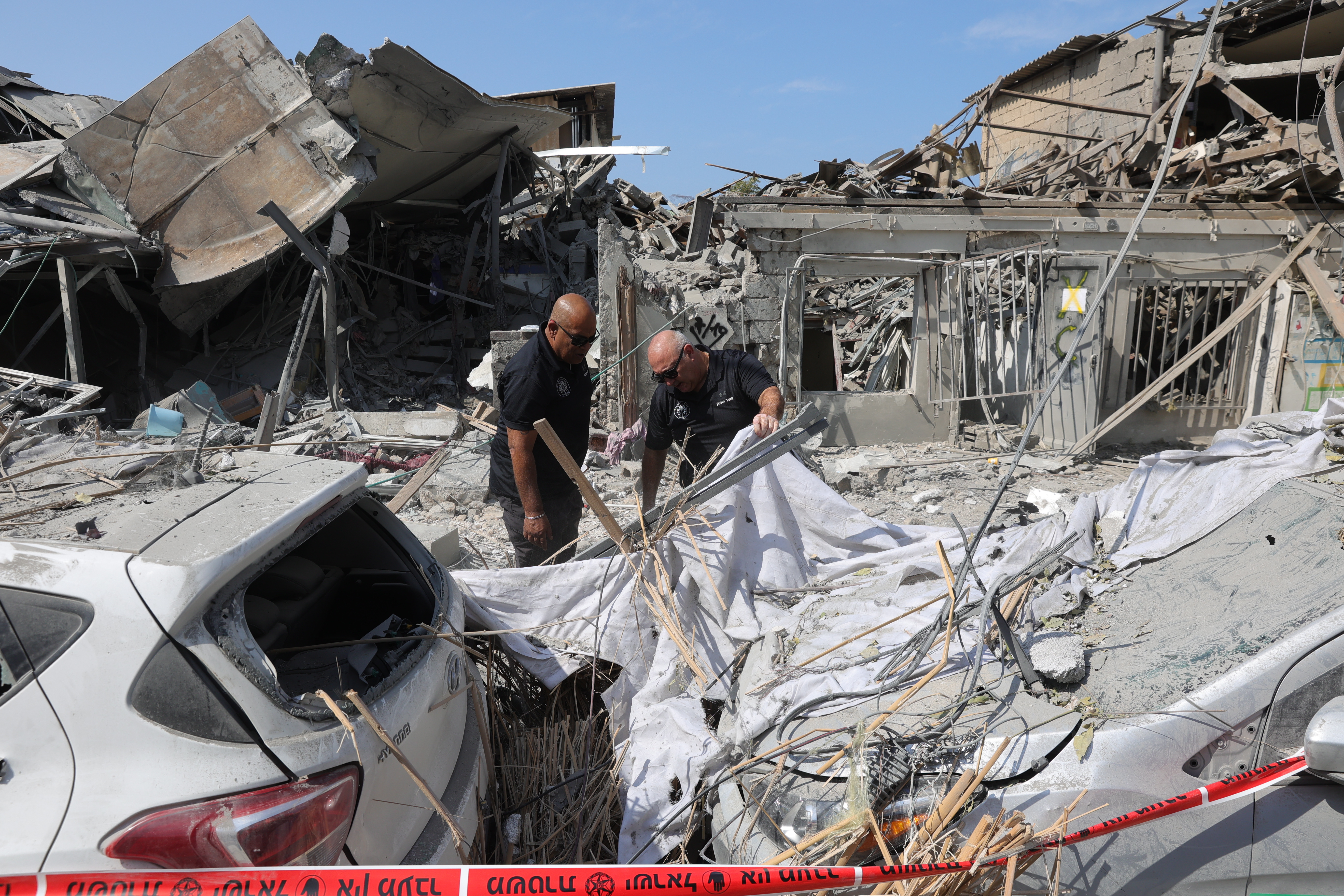 Tel Aviv (Israel), 08/10/2023.- Police at the site of a destroyed building in Tel Aviv, Israel, 08 October 2023, following overnight Hamas rocket attacks. Rocket barrages were launched from the Gaza Strip as of early 07 October in a surprise attack claimed by the Islamist movement Hamas. More than 300 Israelis were killed and over 1,000 left injured in the attacks, the Israeli foreign ministry said. EFE/EPA/ABIR SULTAN