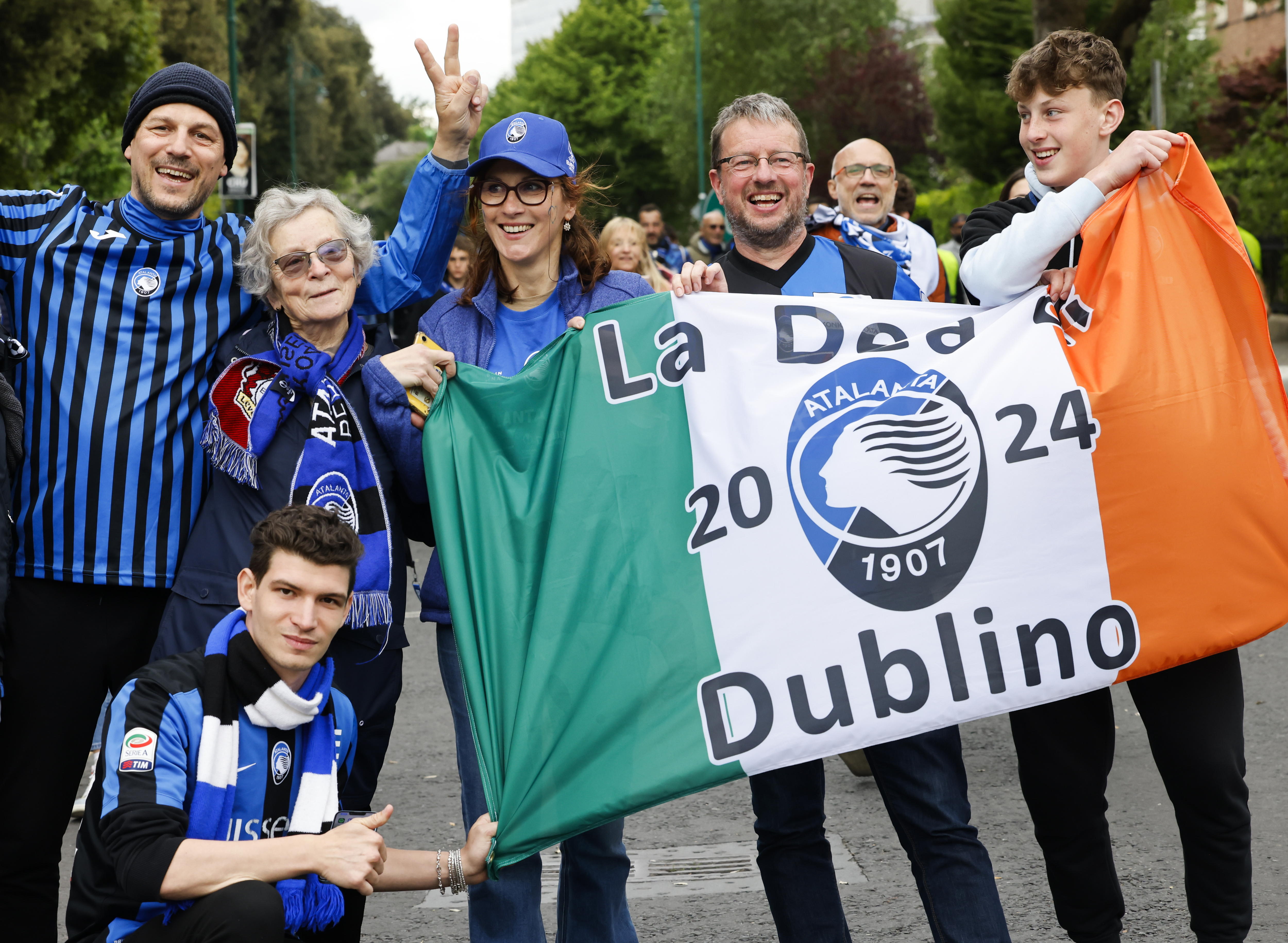 Dublin (Ireland), 22/05/2024.- Atalanta fans pose for a photograph ahead of the UEFA Europa League final in Dublin, Ireland, 22 May 2024. (Irlanda) EFE/EPA/DAMIEN EAGERS