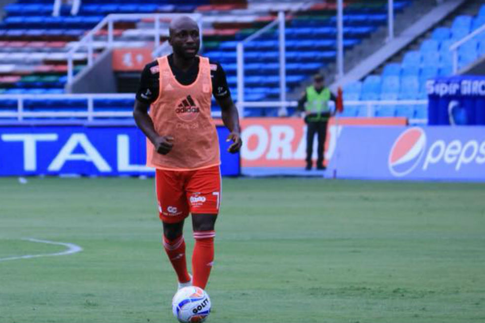 Pablo Armero encabeza la lista de los seis jugadores que salen del América