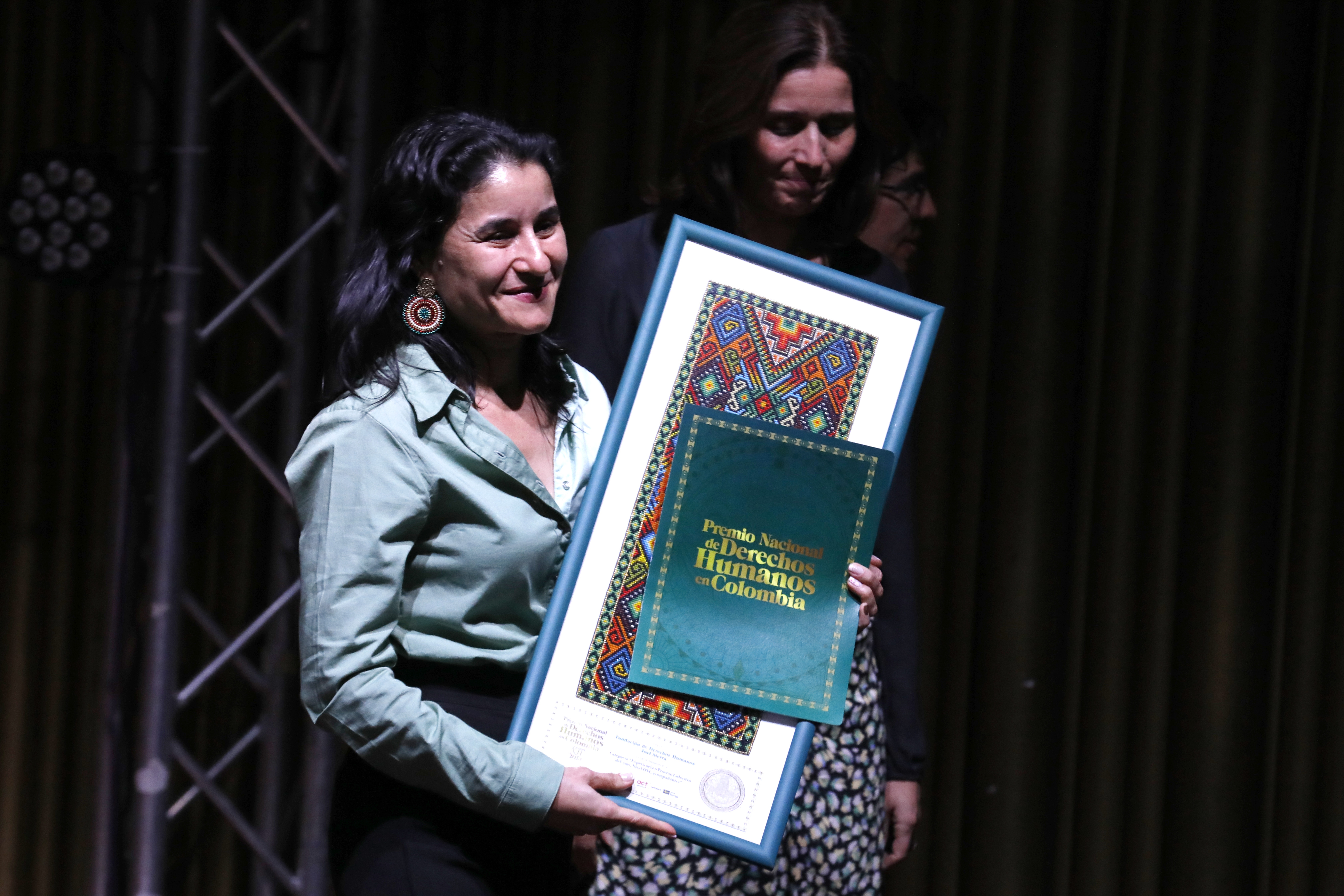 BOG400. BOGOTÁ (COLOMBIA), 06/09/2023.- Sonia López representante de la Fundación de Derechos Humanos Joel Sierra, recibe hoy el Premio Nacional de Derechos Humanos en Colombia en la categoría Experiencia o proceso colectivo del año Nivel ONG, colectivo u ONG acompañantes, entregado este miércoles en el Centro de Memoria, Paz y Reconciliación en Bogotá (Colombia). La lideresa Elizabeth Moreno fue elegida este miércoles como la defensora del año en Colombia por denunciar ante escenarios locales, nacionales e internacionales las graves violaciones de derechos humanos que sufren las comunidades negras en el departamento del Chocó (oeste). EFE/ Carlos Ortega