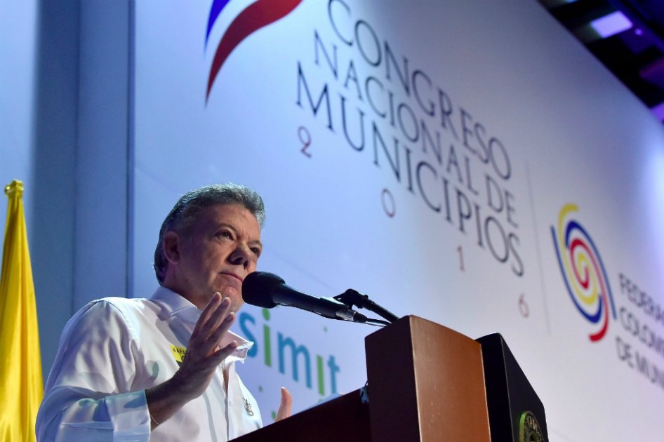 Santos sale en defensa del plebiscito y responde a críticas de Fiscal y Procurador