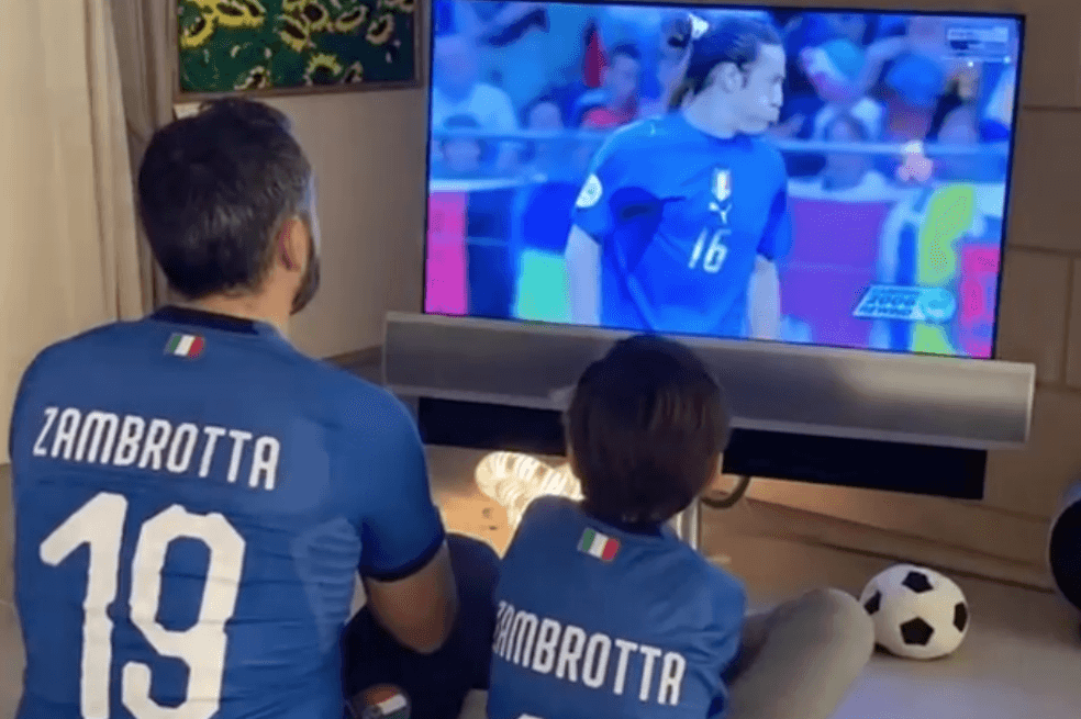 Gianluca Zambrotta, campeón del mundo en 2006, recuerda con su hijo la gesta de Italia en el Mundial de Alemania 2006. / Archivo particular.