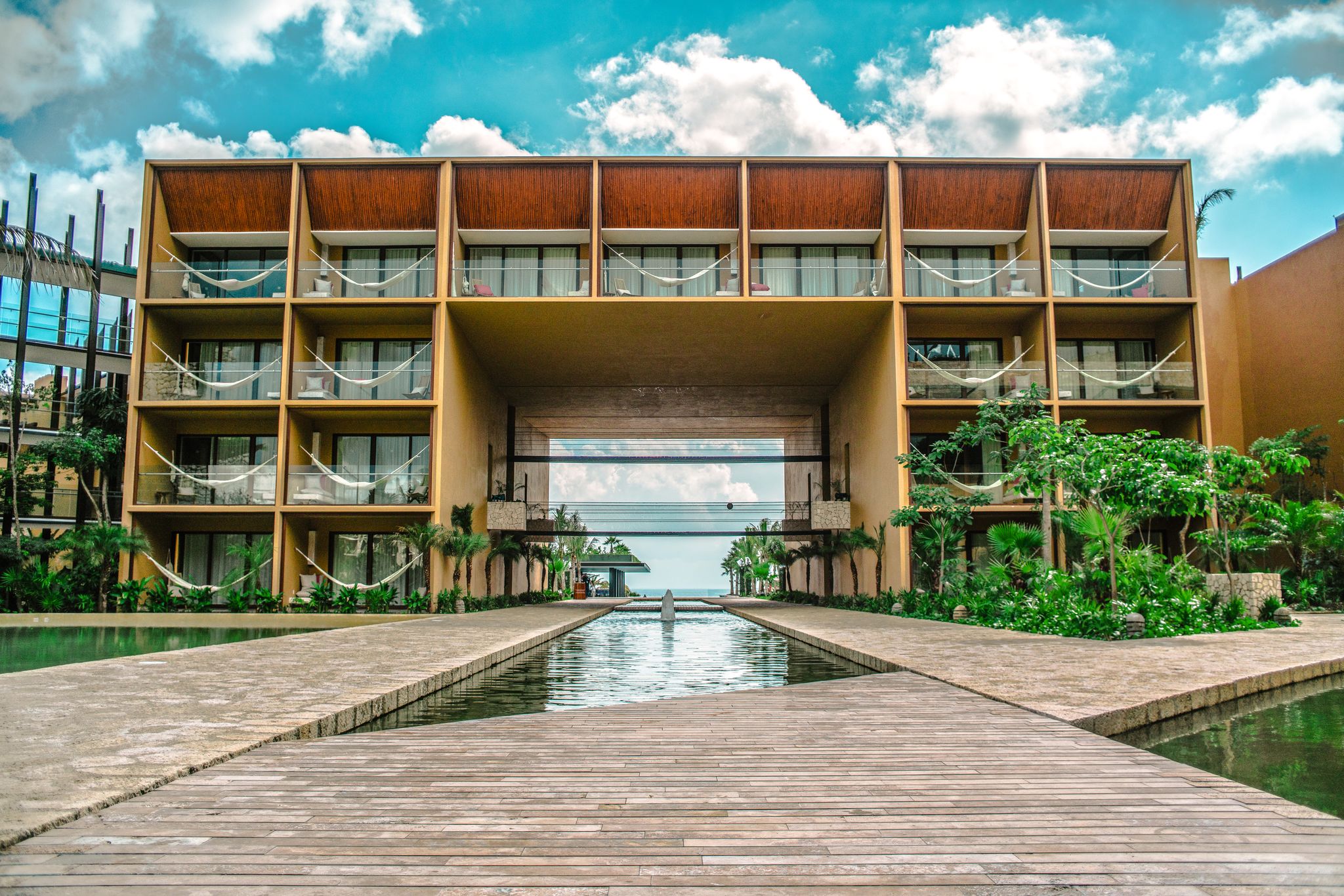 Con un diseño exterior que recuerda a los antiguos templos y pirámides mayas con ventanales contemporáneos del piso al techo y amplias terrazas frente al mar. Cada una de las 63 suites tiene personalidad propia y están divididas en 3 edificios: Natural, Fiesta y Wellness.