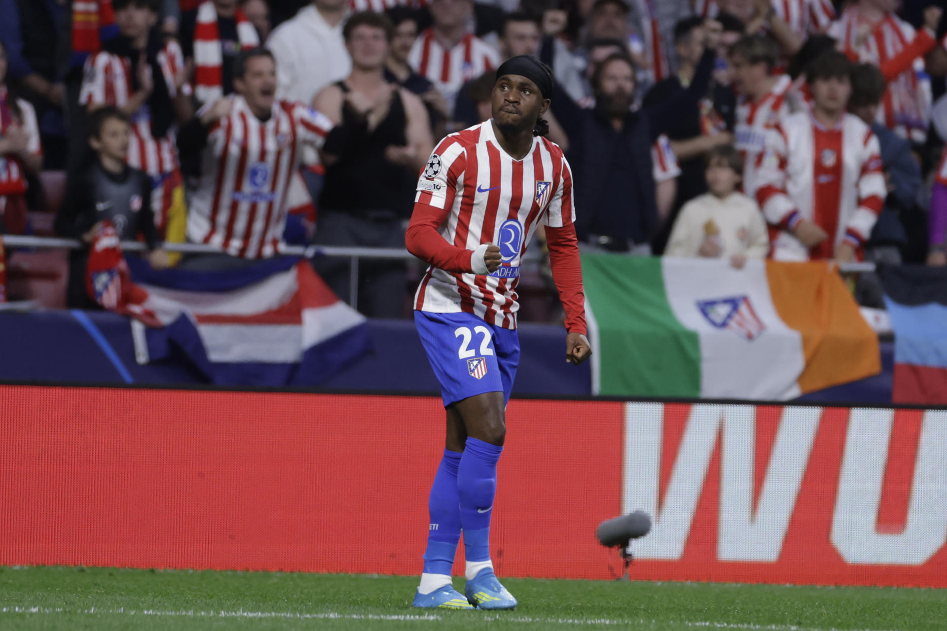 MADRID, 14/04/2026.- El delantero nigeriano del Atlético de Madrid Ademola Lookman celebra el primer gol de su equipo durante el partido de vuelta de los cuartos de final de la Liga de Campeones que Atlético de Madrid y FC Barcelona disputan este martes en el estadio Metropolitano, en Madrid. EFE/Juanjo Martín
