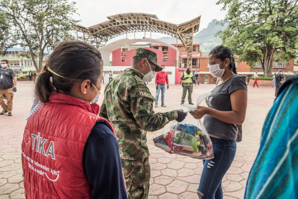 El Ejército Nacional viene realizando labores de entrega de alimentos en la capital. El pasado 23 de marzo, por ejemplo, en colaboración con la Alcaldía de Bogotá y algunas fundaciones que han donado alimentos, realizó una entrega de mercados en Jardines de Primera Infancia del Distrito, que fueron entregados a las familias de los menores. Durante la jornada de ese sábado, se entregaron 94 toneladas de ayudas, de un total de 285, en localidades como Kennedy y de El Tintal.