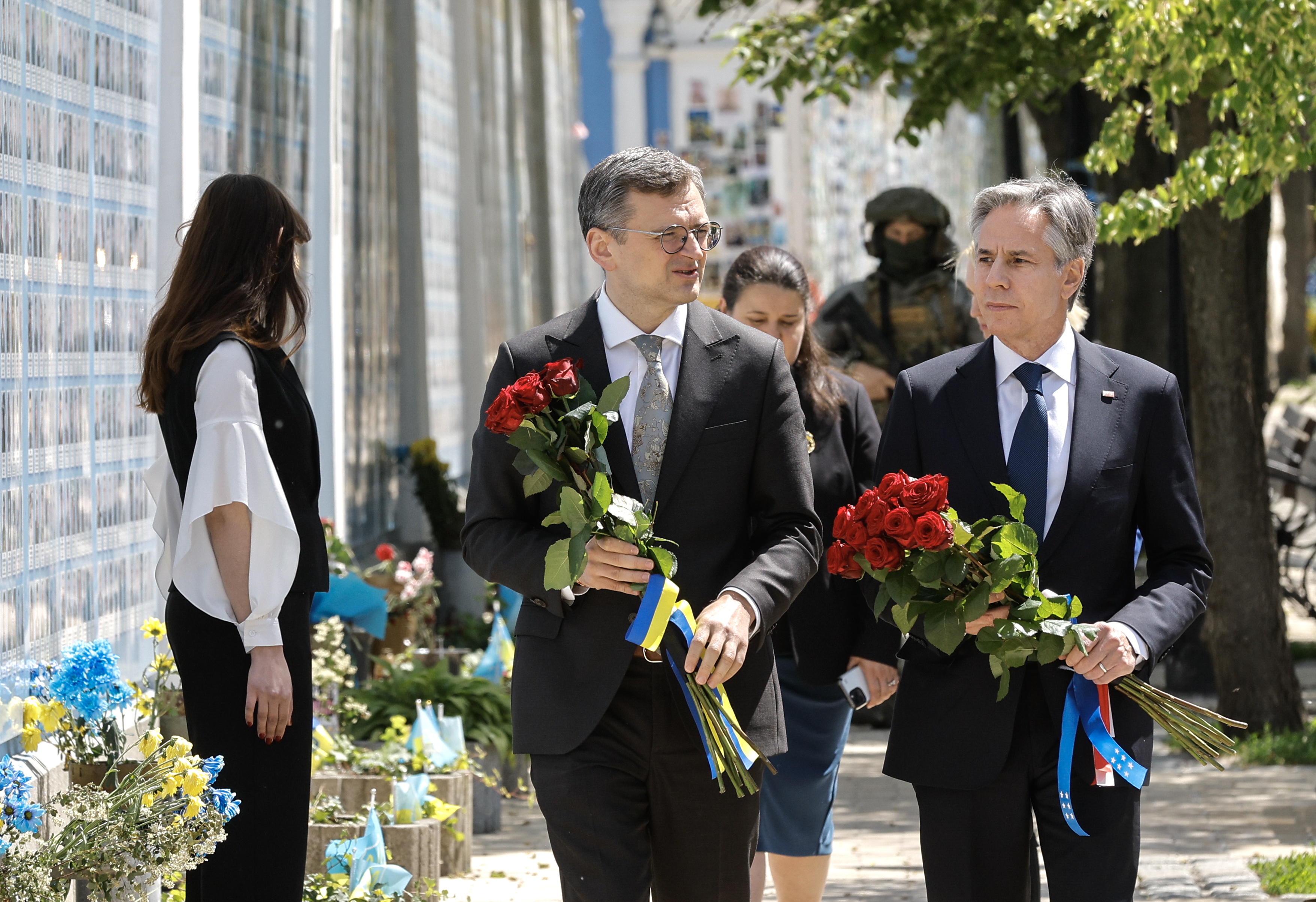 Kyiv (Ukraine), 15/05/2024.- Ukrainian Foreign Minister Dmytro Kuleba (C) and US Secretary of State Antony Blinken (R) visit the Memory Wall of Fallen Defenders of Ukraine to lay flowers in Kyiv, Ukraine, 15 May 2024. Blinken arrived in Kyiv on 14 May to meet with senior Ukrainian officials to underscore 'enduring support for Ukraine' by the United States and to discuss battlefield updates as well as new US security and economic assistance, among other topics, the US State Department said. (Ucrania, Estados Unidos, Kiev) EFE/EPA/SERGEY DOLZHENKO