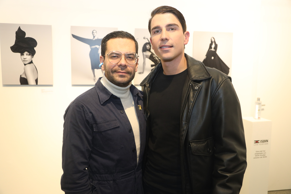 Open studios, Open for business
Trás una década de trabajo en la industria, Andrés Espinosa, uno de los mejores fotógrafos de moda a nivel latam y Álvaro Rodríguez, empresario destacado y su socio, buscan expandir su portafolio de servicios en todas las ramas de la creación de contenido fotográfico y audiovisual a sus clientes a través de Open Studios.
Con motivo de su lanzamiento, Open Studios enlista 10 de las mujeres más emblemáticas de Colombia y las re-introduce a través de los ojos, creatividad y manos de sus talentos mediante una exhibición de retratos en la nueva sede de la galería LGM en el corazón del Bogotá art district, un aliado que se suma a la causa con más de 25 años representando artistas modernos y contemporáneos.