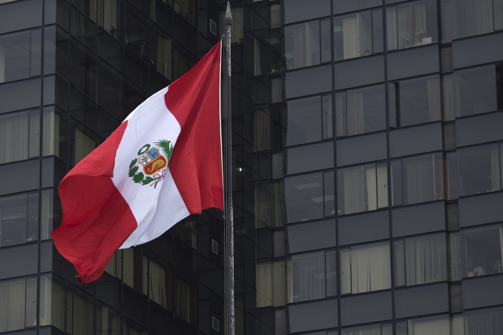 Tras negarlo por meses, Perú confirma que está en recesión económica