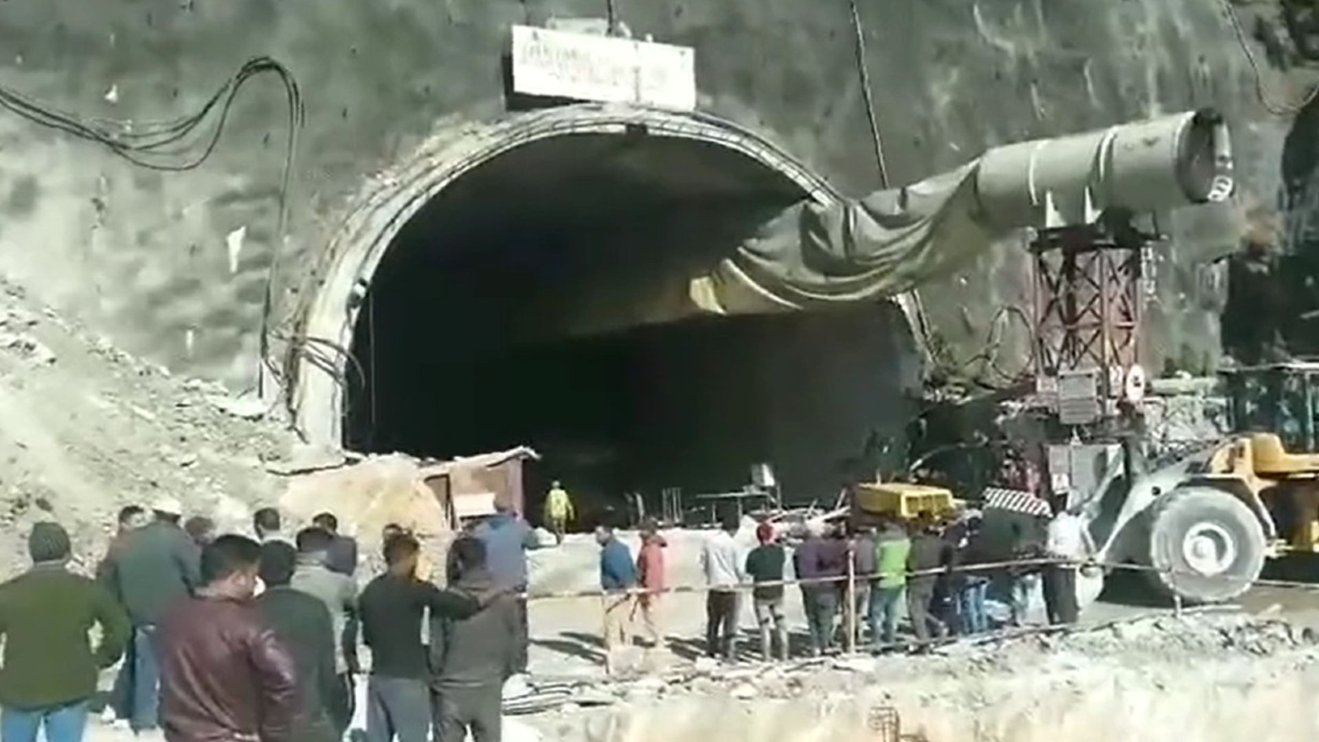 Al menos 40 trabajadores están atrapados tras colapso de túnel en India
