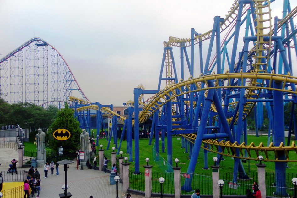 Batman the Ride es una montaña rusa suspendida que alcanza los 80 km/h.  / Flickr:cezzie901