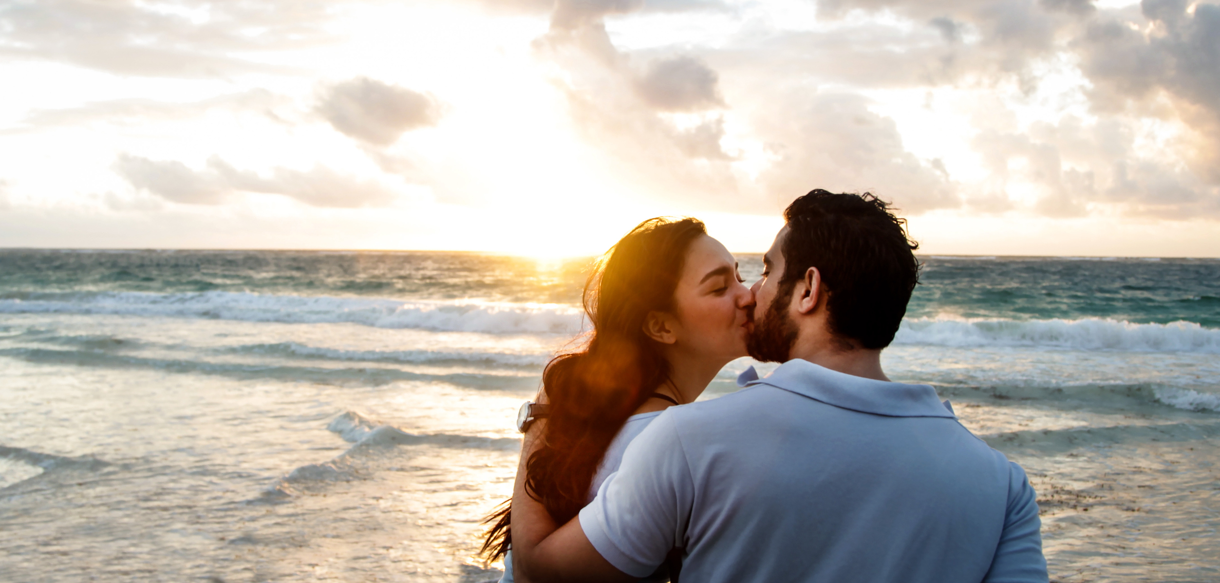 El 13 de abril se celebra el Día Internacional del Beso en homenaje al beso más largo registrado en la historia.