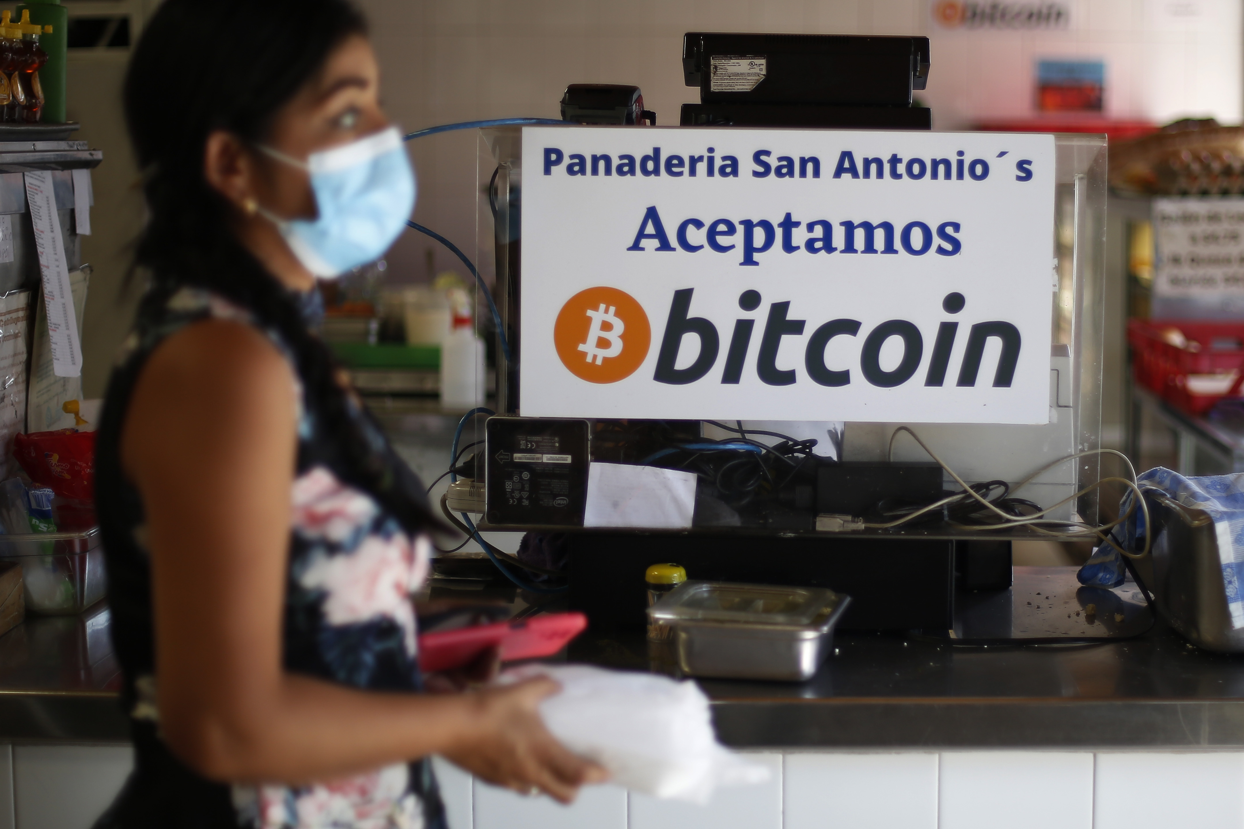 El Salvador guarda la calma ante caída del bitcóin y efecto en sus reservas