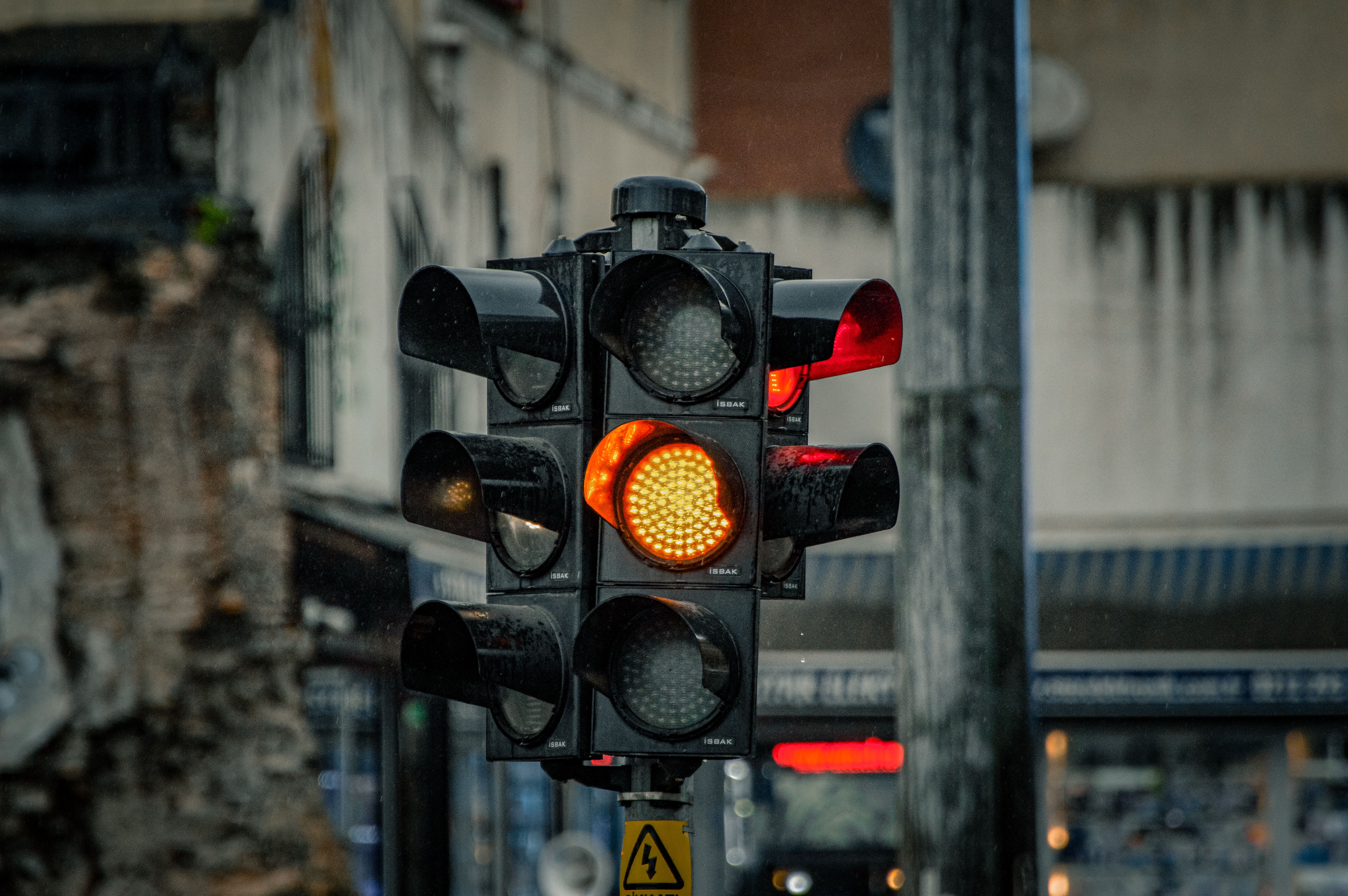 ¿Qué significa la luz amarilla intermitente del semáforo y quién tiene la prioridad?