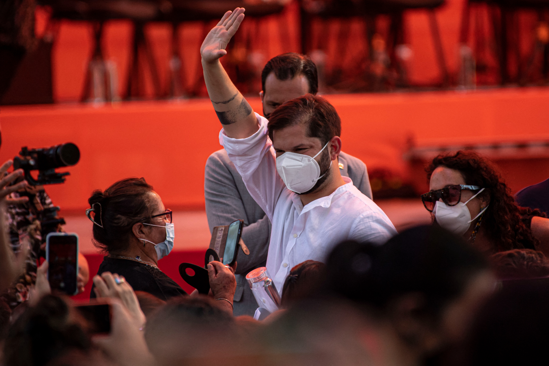 A pesar de las medidas de seguridad ante su presencia, el presidente chileno compartió con las personas bailes, canciones y reflexiones. Durante su discurso, el nuevo mandatario chileno criticó abiertamente a la iglesia católica por encubrir abusos sexuales en contra de los niños
