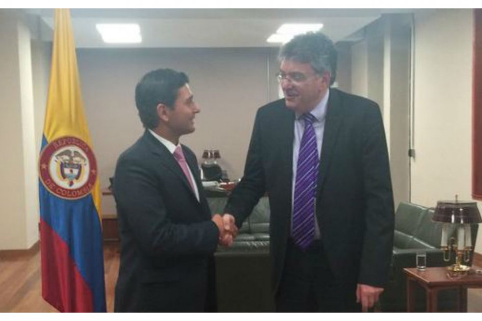 Minhacienda posesiona nuevo Superfinanciero