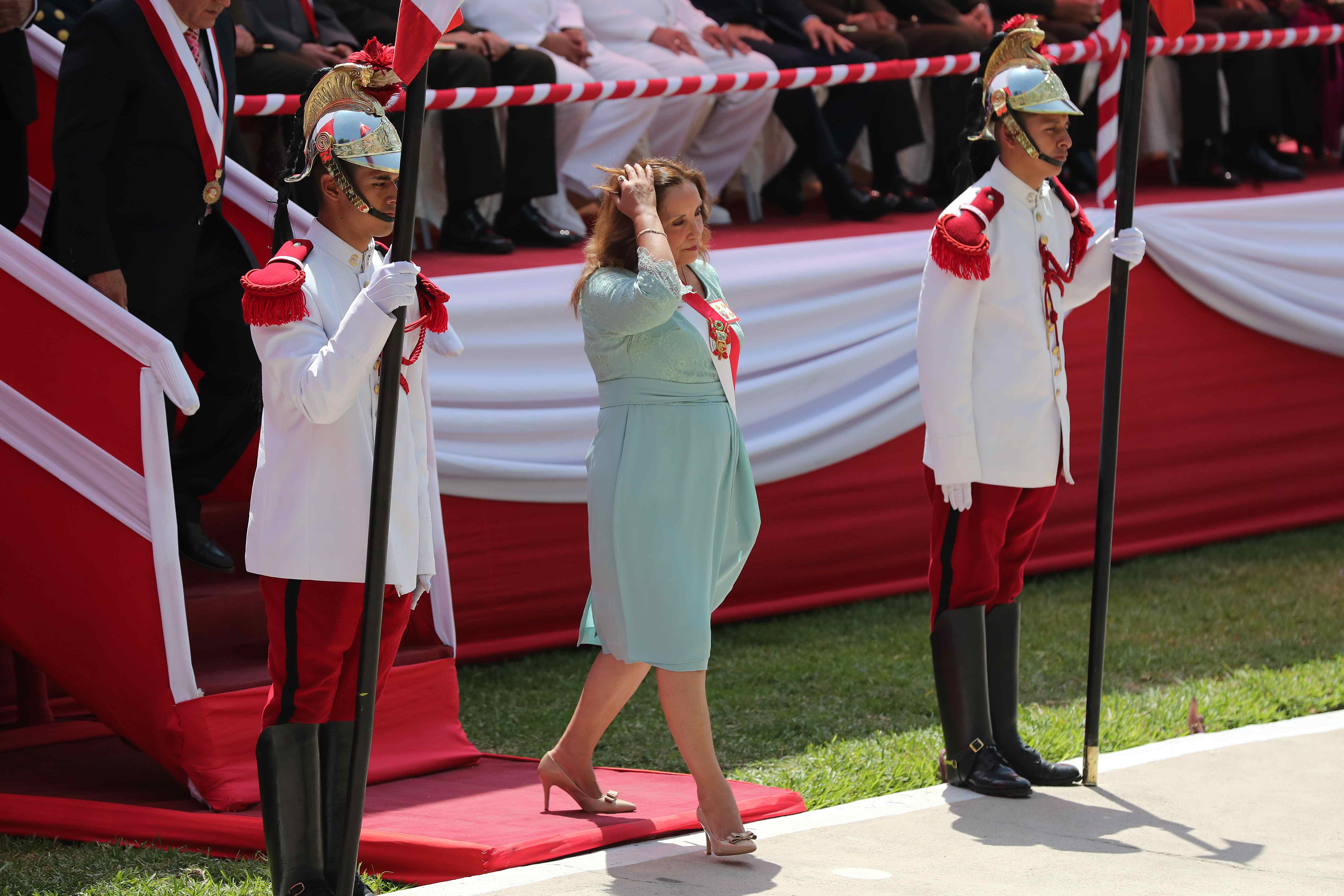 Denuncian a la presidenta de Perú por ausentarse del cargo por cirugías estéticas
