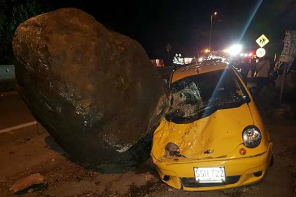Desprendimiento de rocas ocasiona cierre total de la vía Bogotá – La Mesa