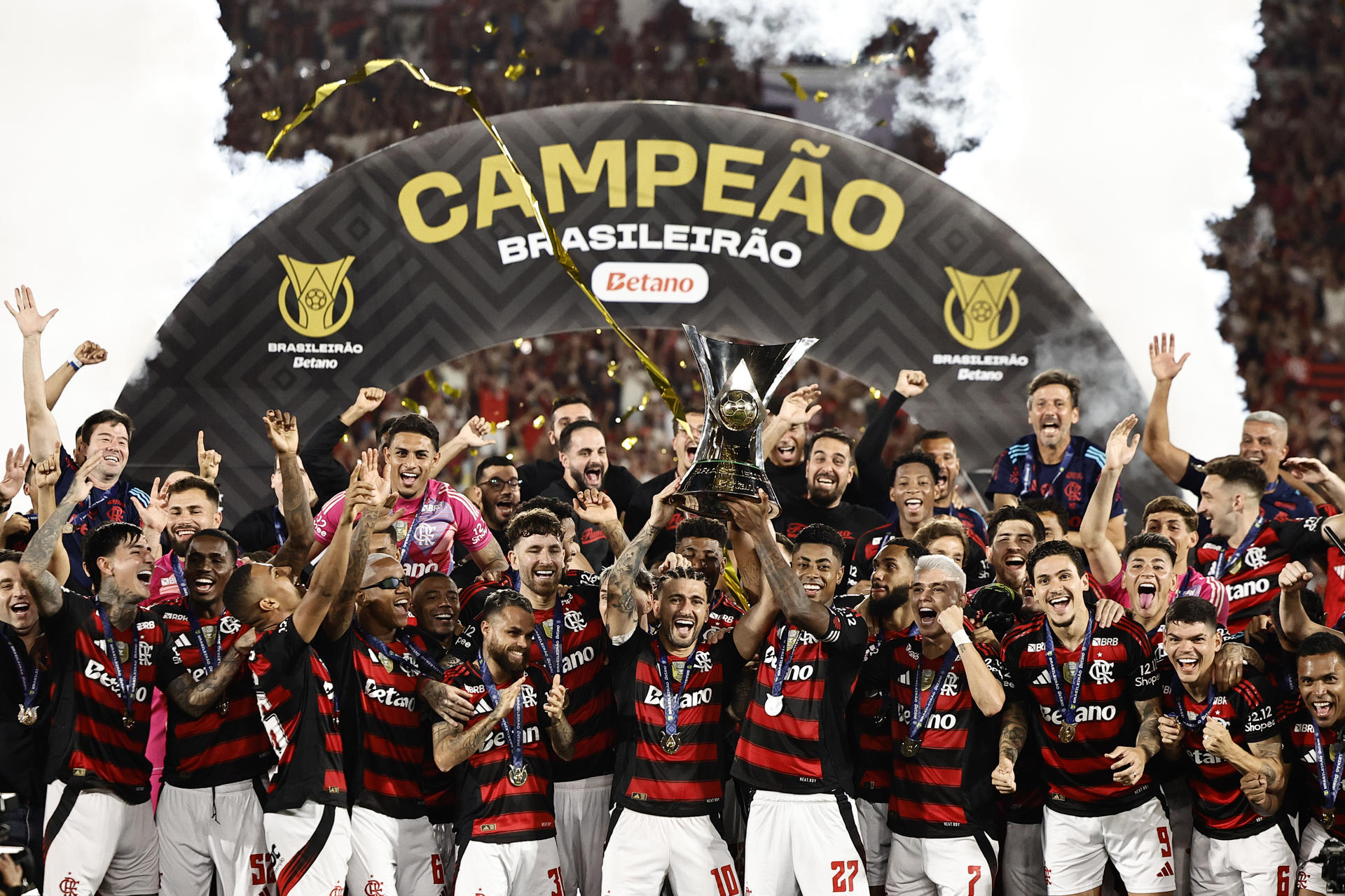 AMDEP9948. RÍO DE JANEIRO (BRASIL), 03/12/2025.- Jugadores de Flamengo celebran con el trofeo del Campeonato Brasileño este miércoles, tras ganarle a Ceará en el estadio Maracaná en Río de Janiero (Brasil). EFE/ Andre Coelho
