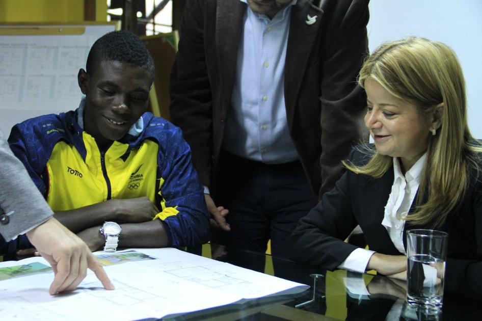 El deportista y la ministra de reunieron para verificar los avances sobre la vivienda prometida. /Cortesía