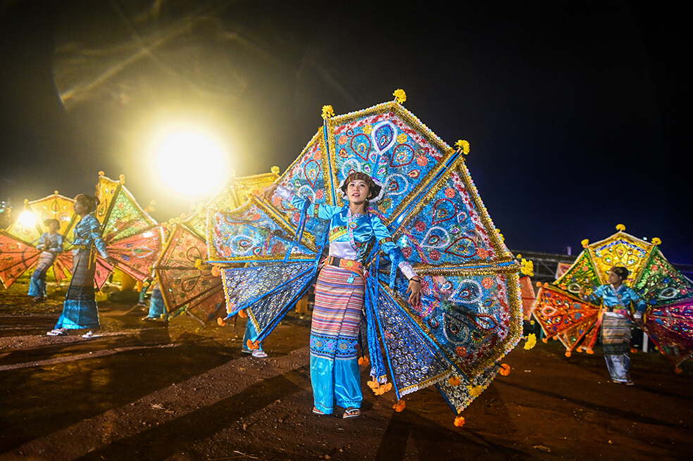 Los rostros femeninos del Festival de la Iluminación en Myanmar y las manifestaciones alrededor del mundo en las fotos…