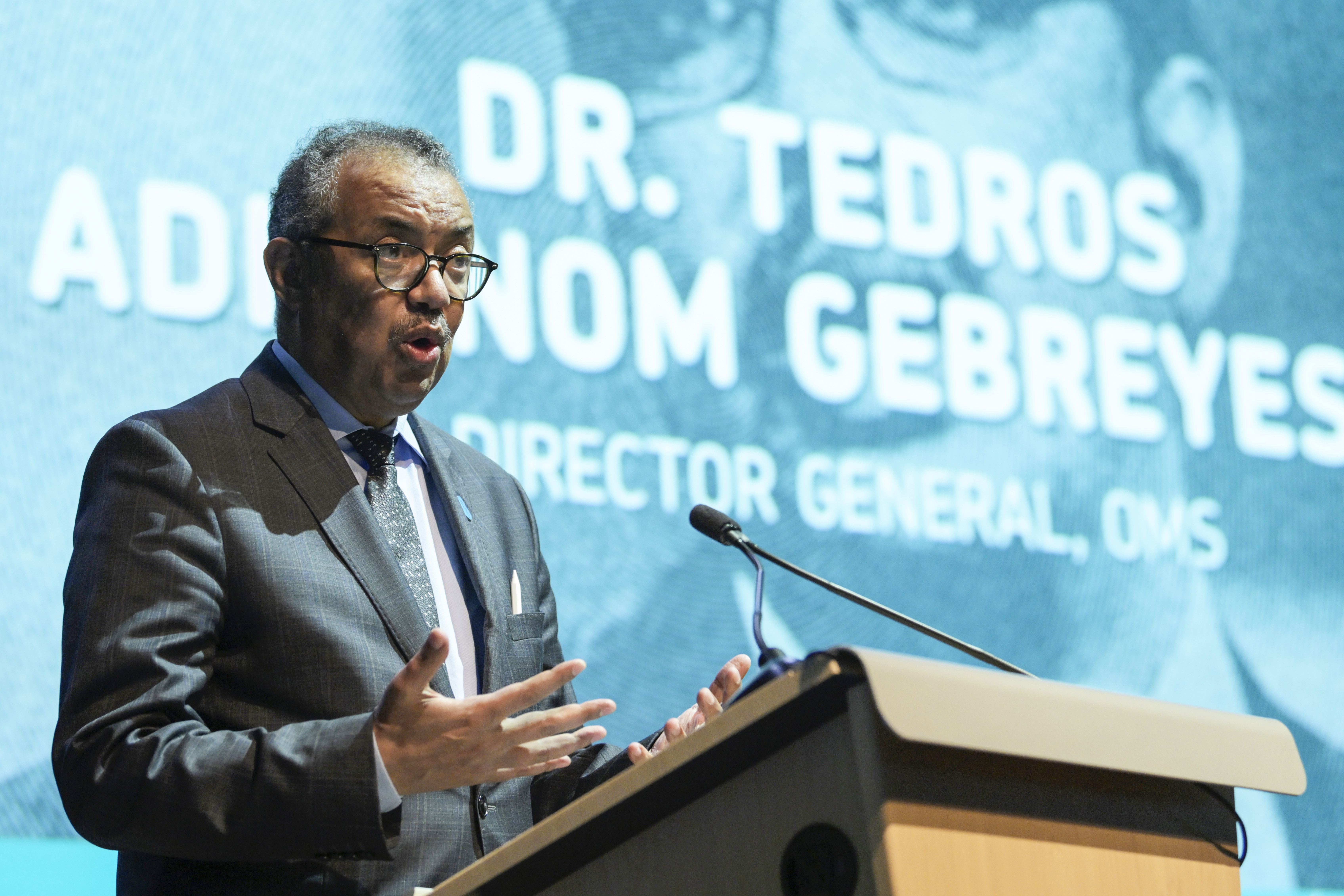 AME8758. WASHINGTON (ESTADOS UNIDOS), 19/04/2024.- El director general de la Organización Mundial de la Salud (OMS) Tedros Adhanom Ghebreyesus habla durante un encuentro este viernes, en Washington (EEUU). Ministros de Finanzas de América Latina y el Caribe expresaron este viernes desde Washington la necesidad de aumentar el financiamiento en agua, saneamiento e higiene para combatir la crisis que padece la región debido al cambio climático y los fenómenos meteorológicos extremos. EFE/ Lenin Nolly