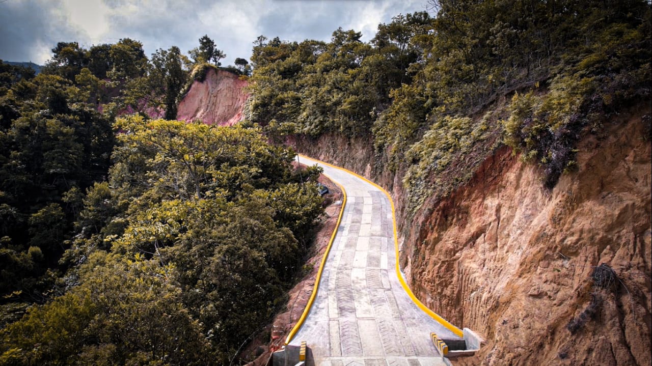 La construcción y mejoramiento de vías es una demanda clave en las zonas más dispersas del país.