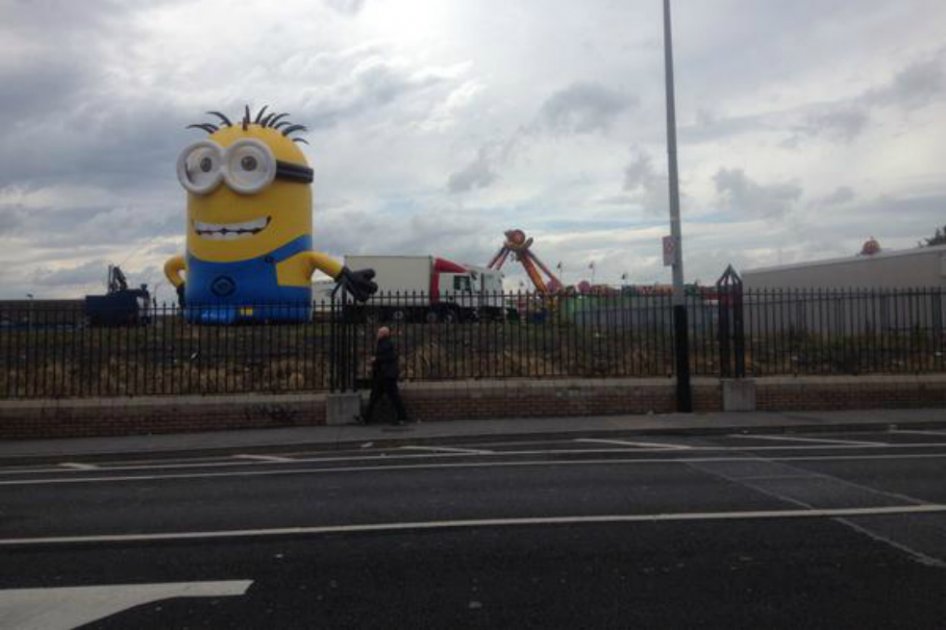 Minion gigante paralizó el tráfico en Irlanda