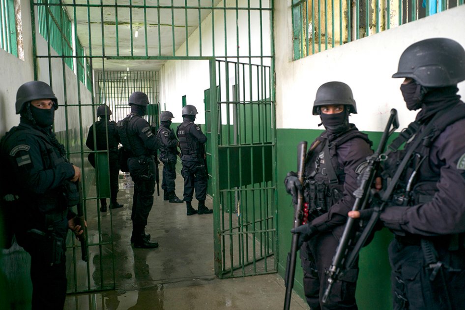 Policía brasileña controla motín en cárcel que dejó más de diez muertos
