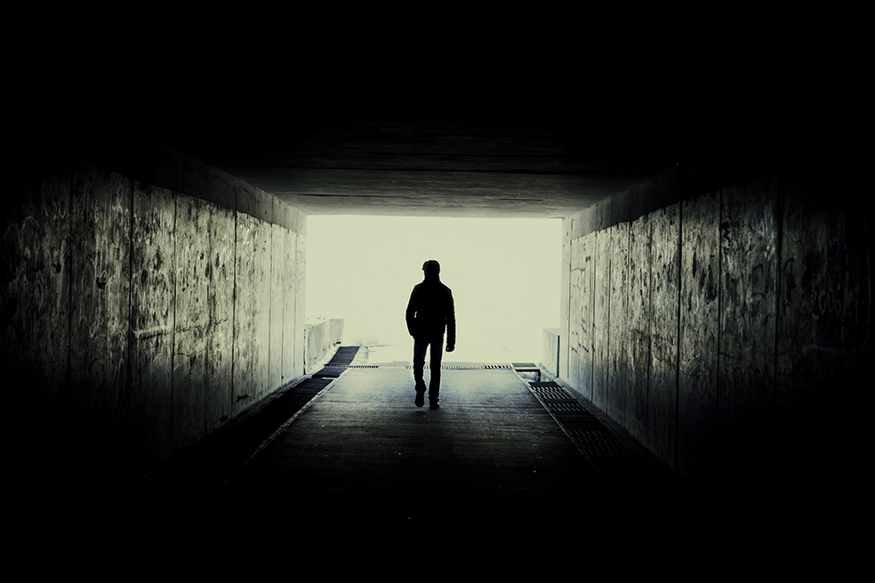 ¿Qué significa soñar que caminamos en la oscuridad?