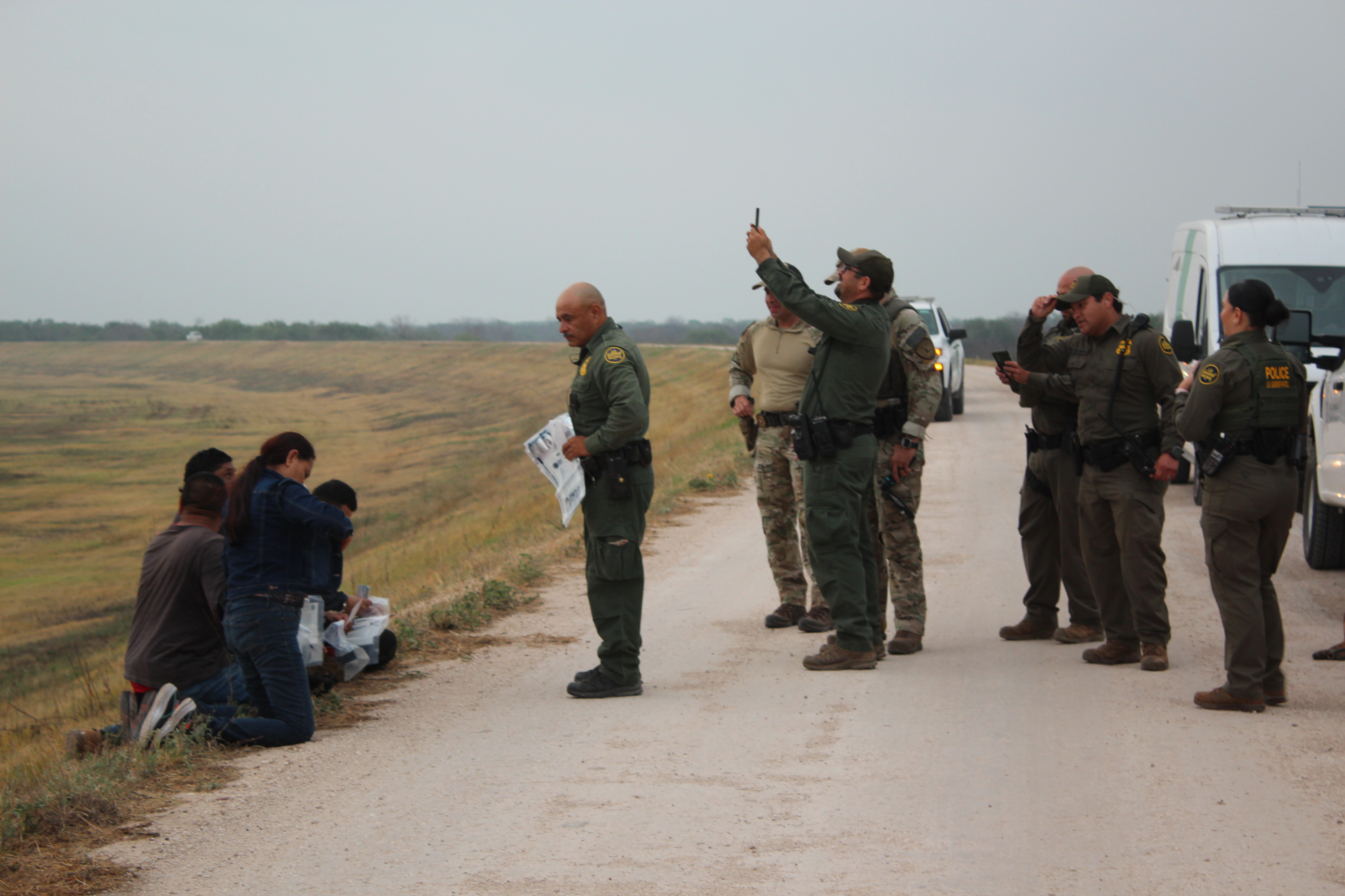 La Patrulla Fronteriza detiene a un grupo de migrantes en Texas.